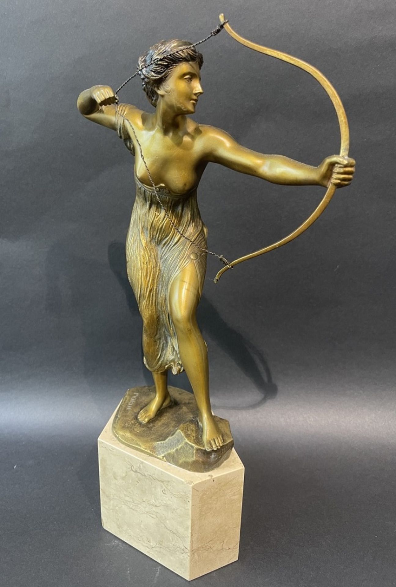 Bronzen Figur Heldin mit Schießbogen