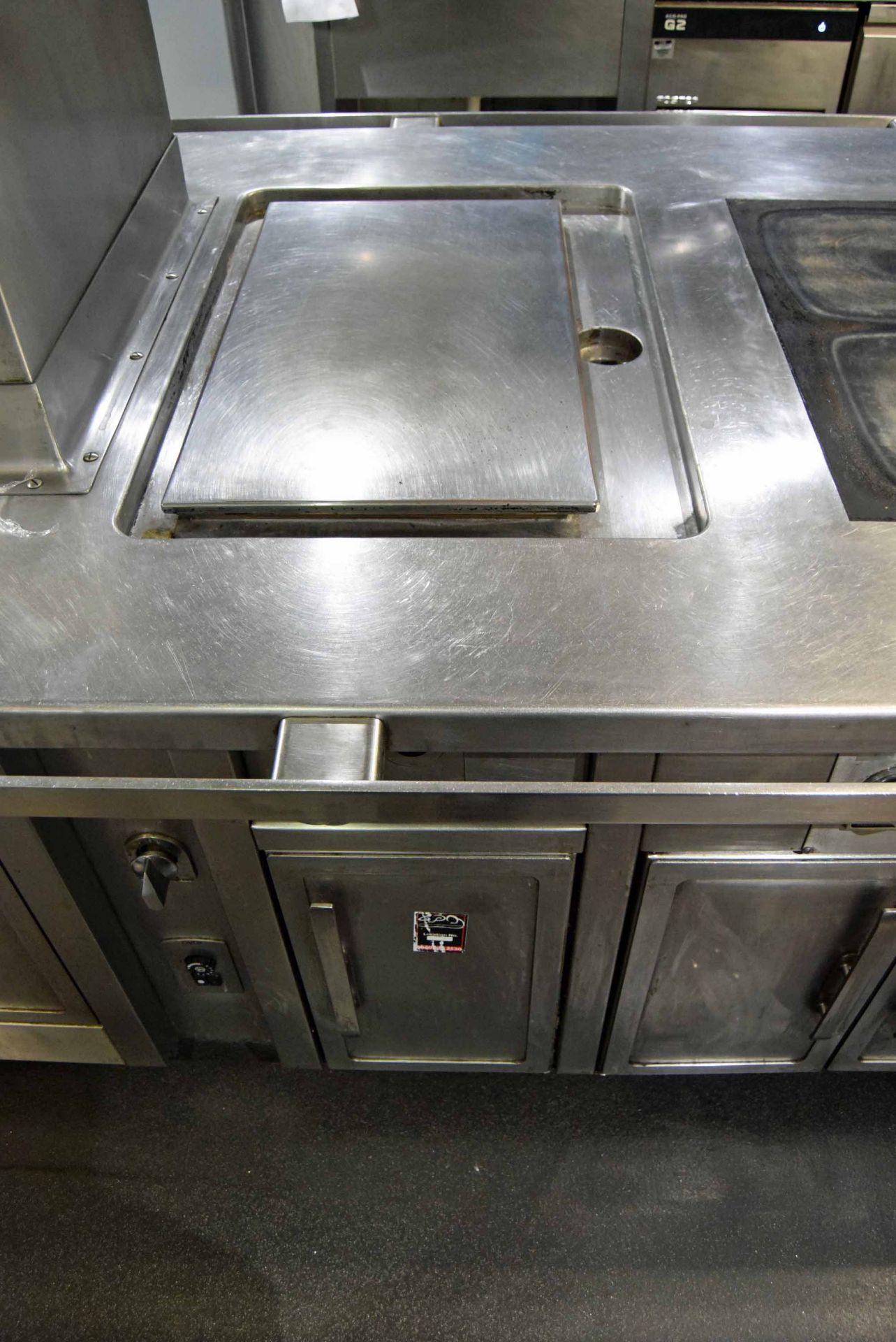 A CHARVET 3840mm x 1350mm Gas Fired Commercial Island Cooking Unit with fitted Two Single Door - Image 4 of 5