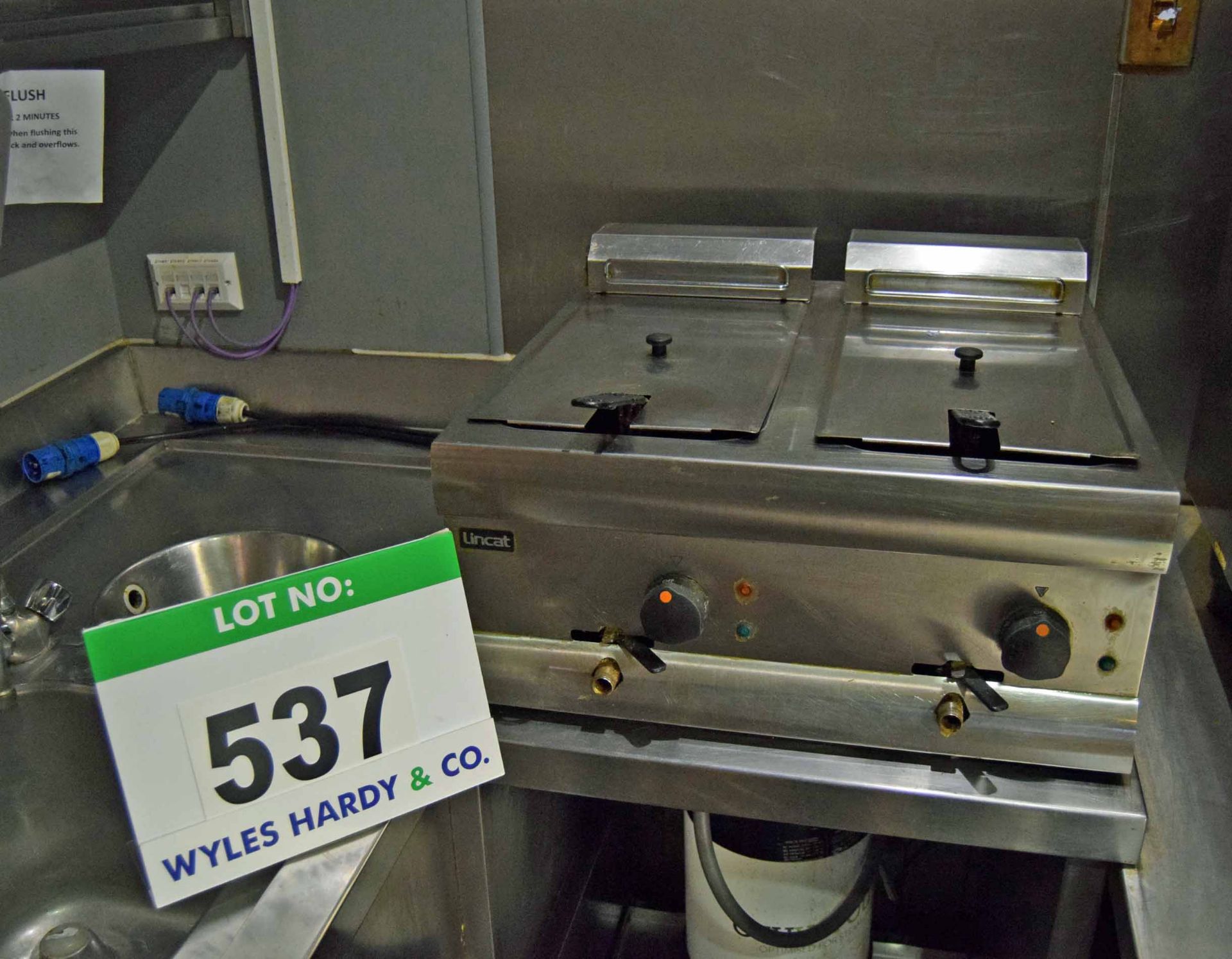 A LINCAT Twin Basket Benchtop Electric Immersion Fryer