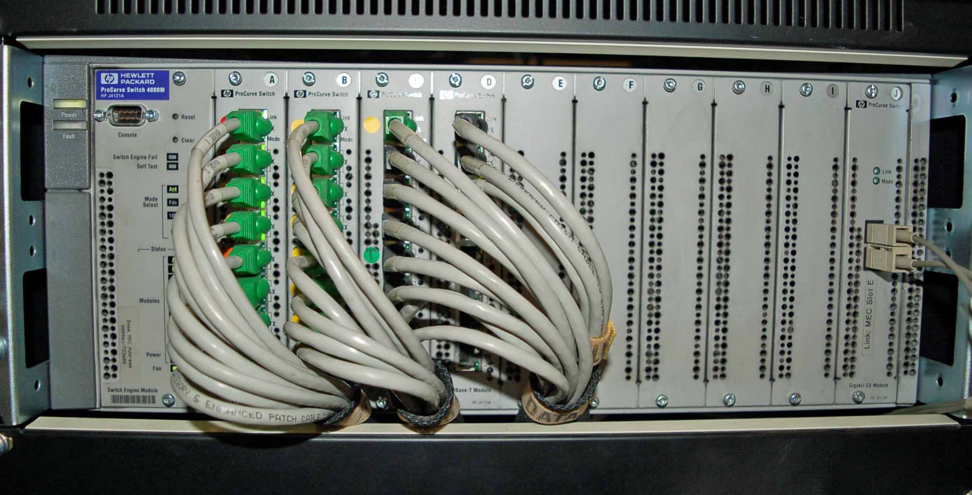 A HEWLETT PACKARD ProCurve Switch 4000M 4U Rack mounted Modular Network Switch fitted One Switch