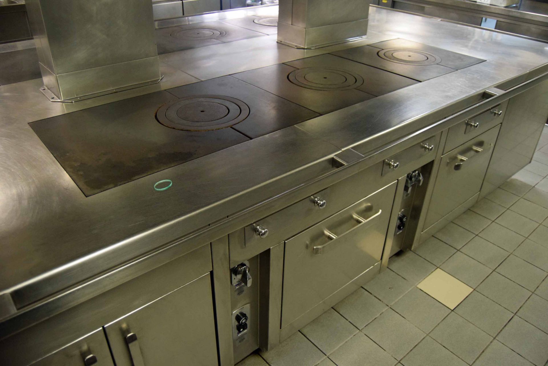 A 4340mm x 2140mm CHARVET Commercial Stainless Steel Gas Fired Cooking Island having Six Hot Plates, - Image 4 of 8