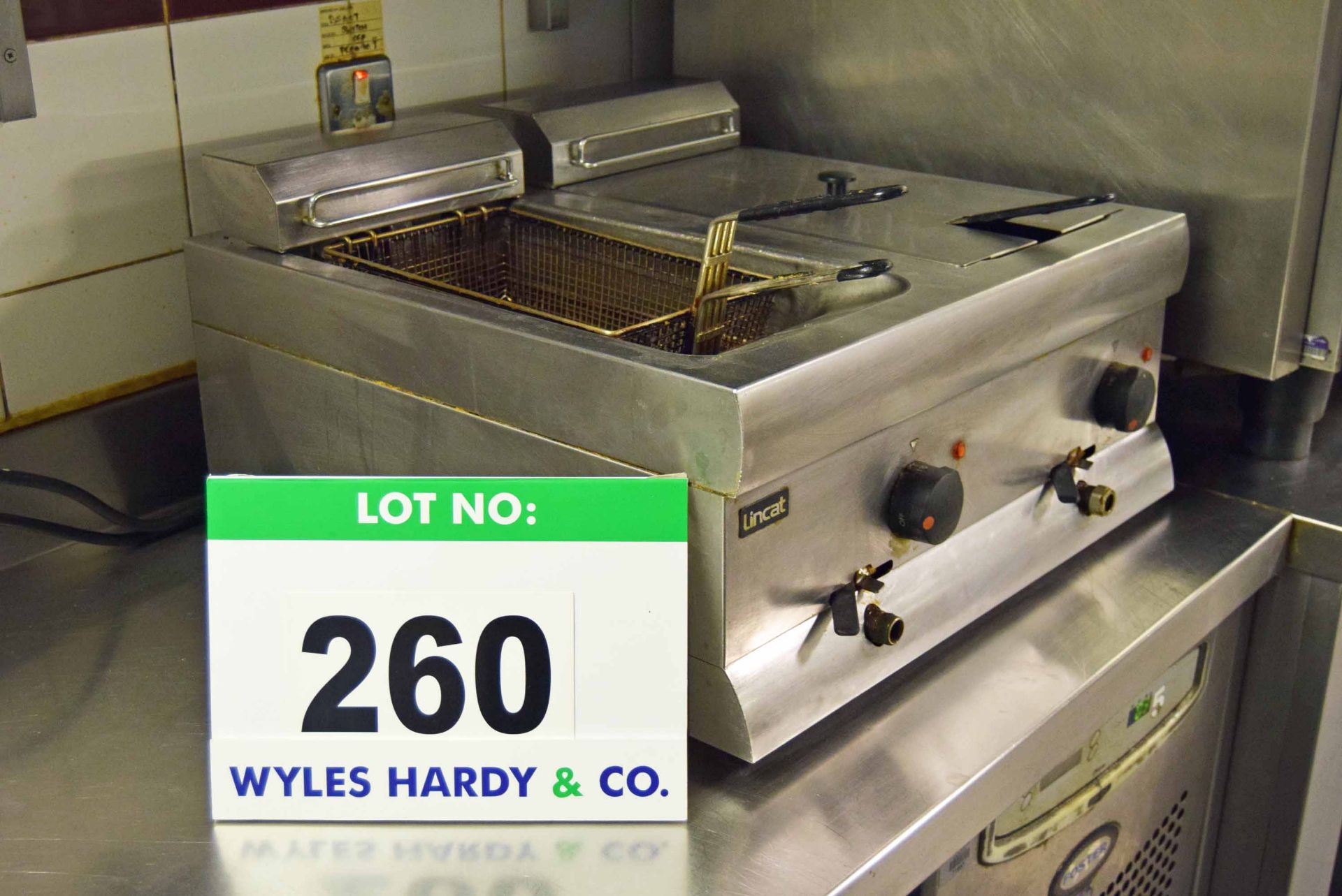 A LINCAT Electric Counter-Top Commercial Twin Basket Immersion Fryer