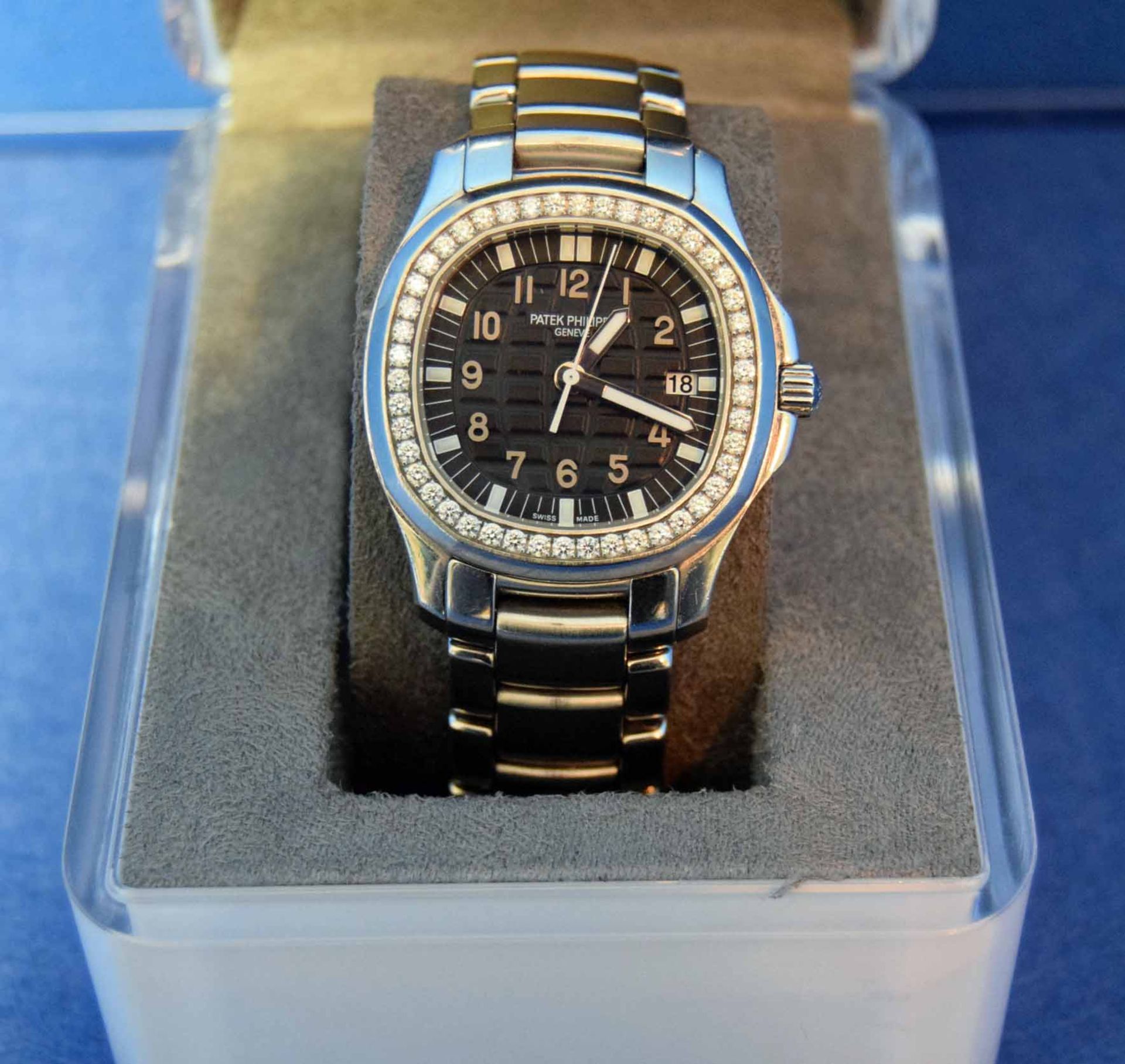 A PHILIPPE PATEK Ladies Aquanaut Model 5087 Watch in a 35mm dia. Case, with Black Dial surrounded by