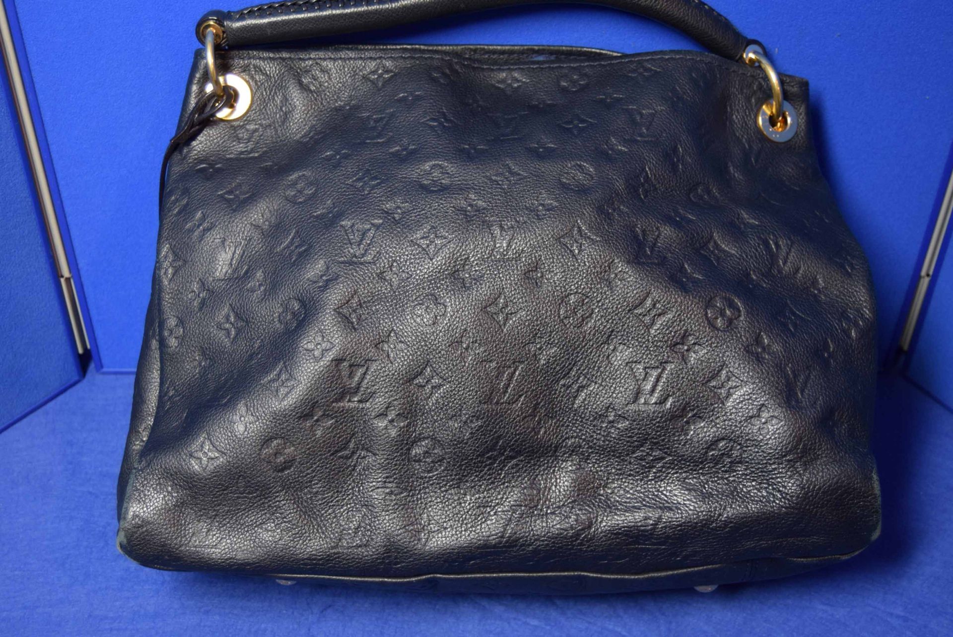 A LOUIS VUITTON Artsy Tote Bag in Navy Blue Imprinted Leather with embossed Logos. The open top - Image 8 of 11