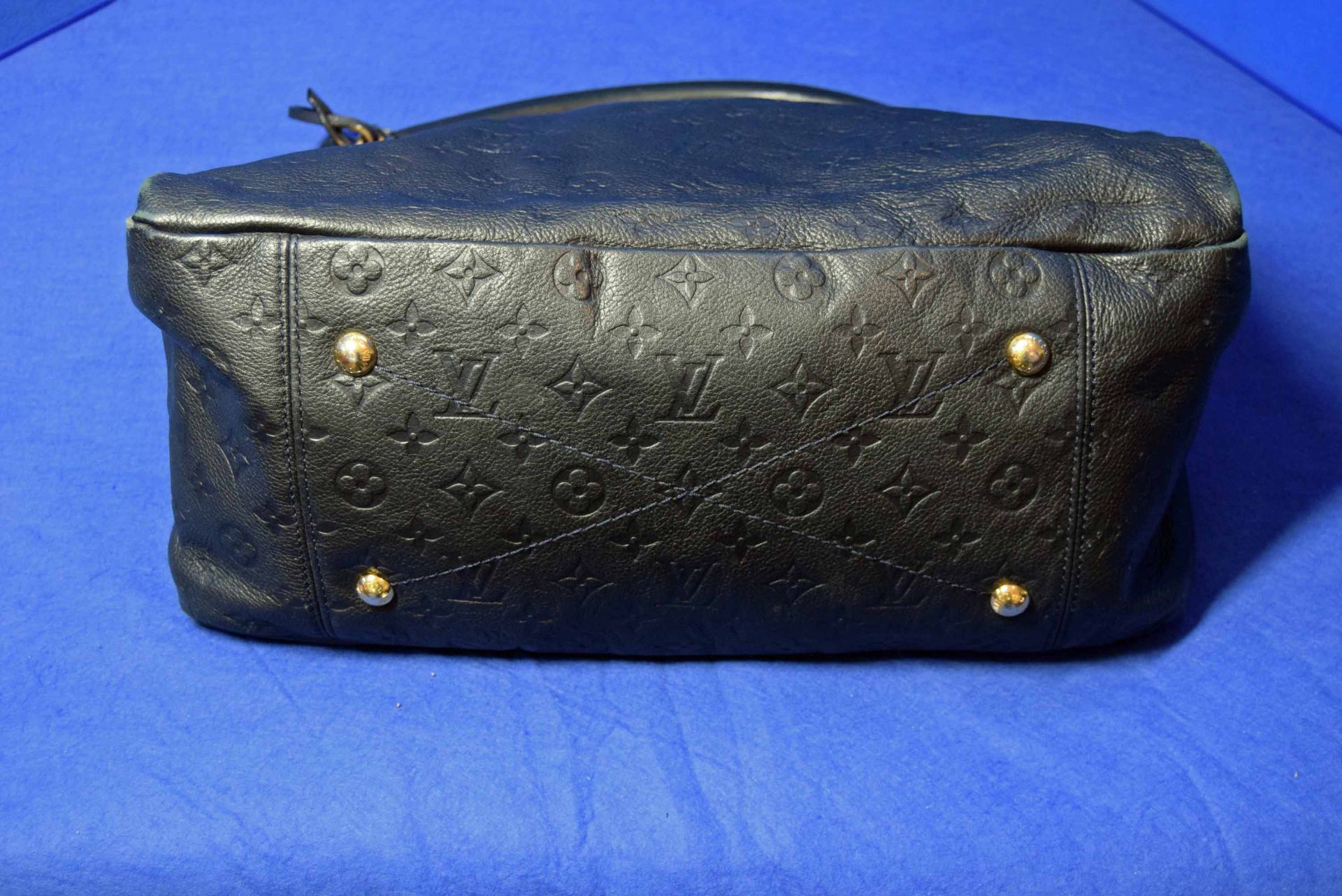 A LOUIS VUITTON Artsy Tote Bag in Navy Blue Imprinted Leather with embossed Logos. The open top - Image 5 of 11