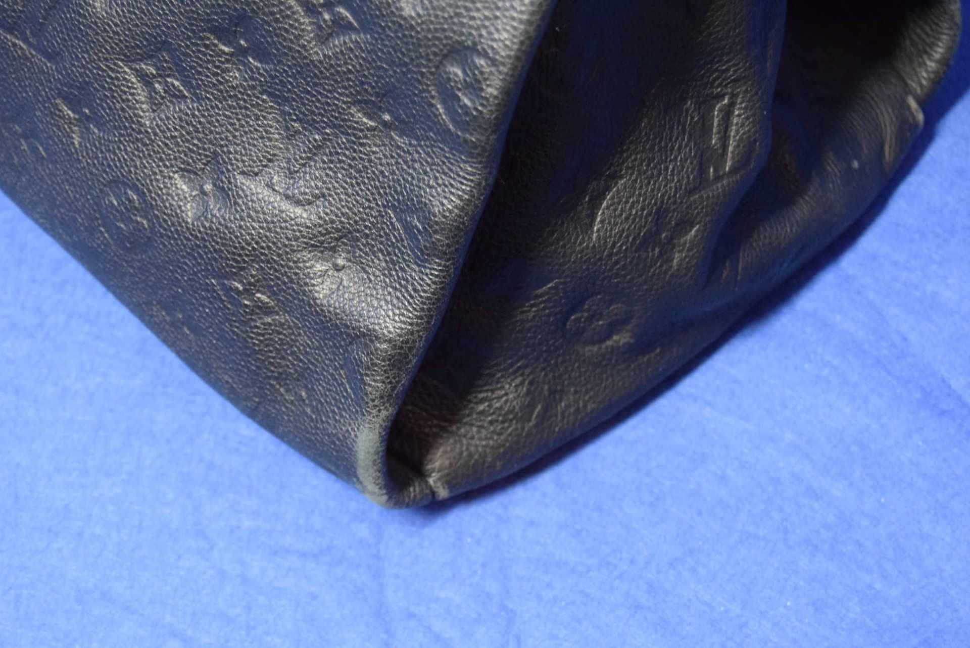 A LOUIS VUITTON Artsy Tote Bag in Navy Blue Imprinted Leather with embossed Logos. The open top - Image 6 of 11