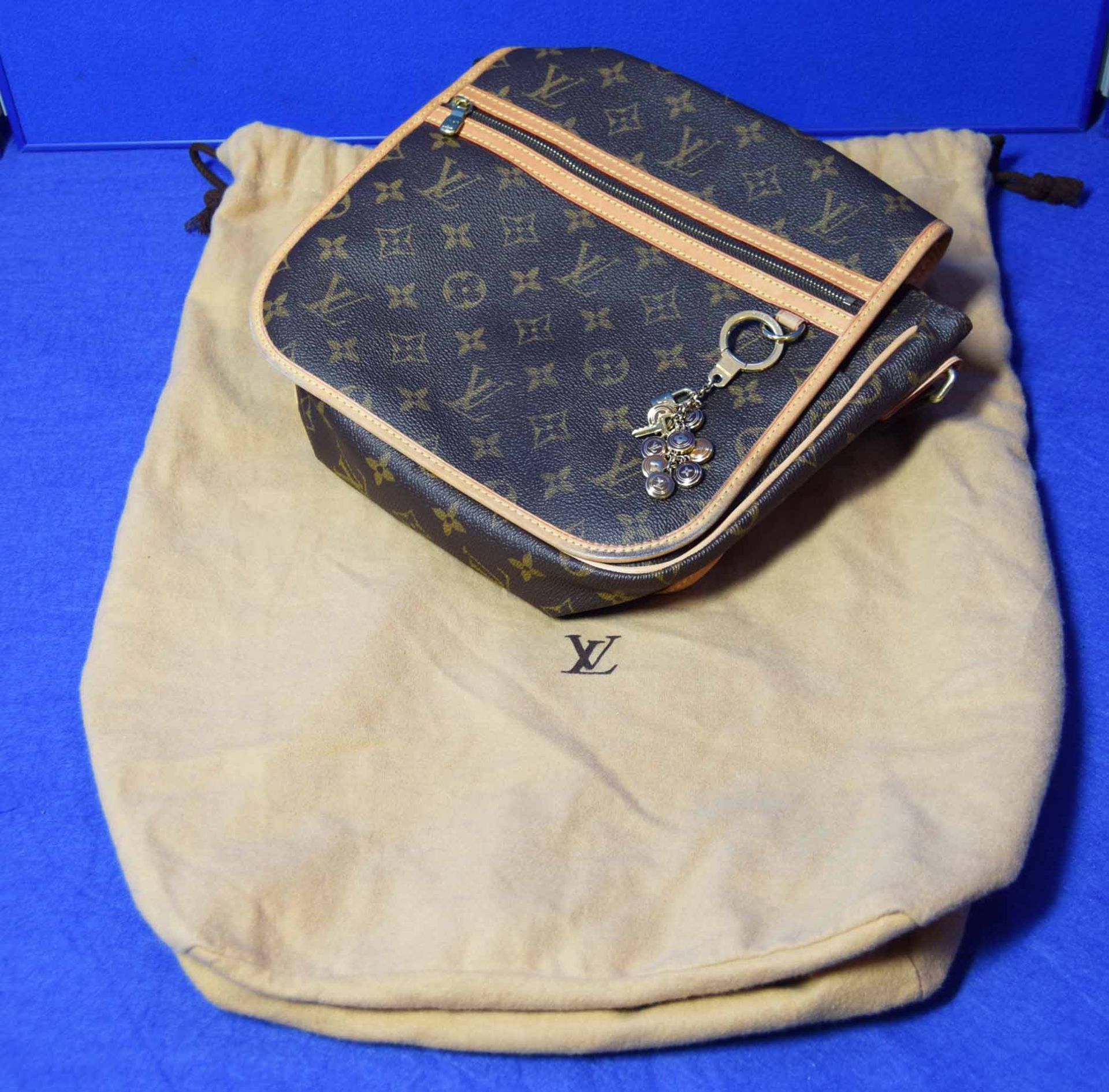 A LOUIS VUITTON Messenger Bosphore Cross Body Shoulder Bag in Chocolate Brown/Camel Leather with