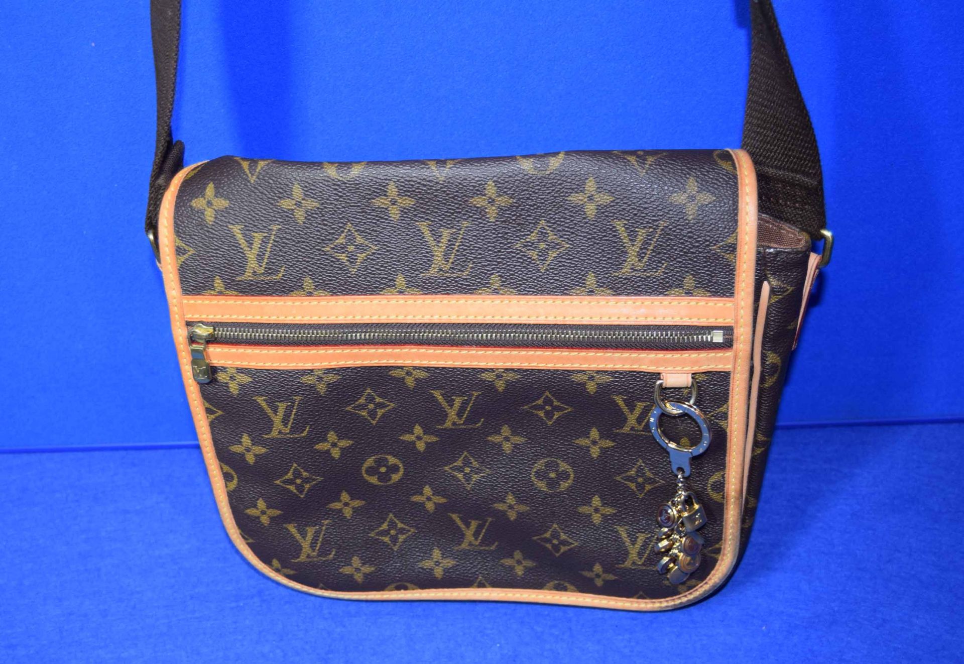 A LOUIS VUITTON Messenger Bosphore Cross Body Shoulder Bag in Chocolate Brown/Camel Leather with - Image 4 of 7