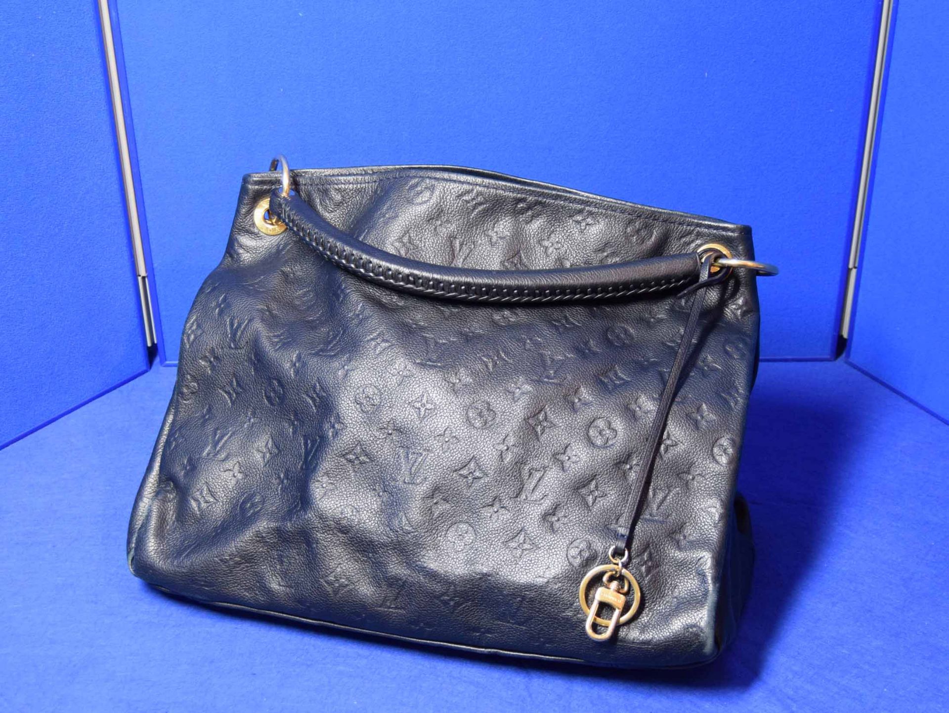 A LOUIS VUITTON Artsy Tote Bag in Navy Blue Imprinted Leather with embossed Logos. The open top - Image 2 of 11
