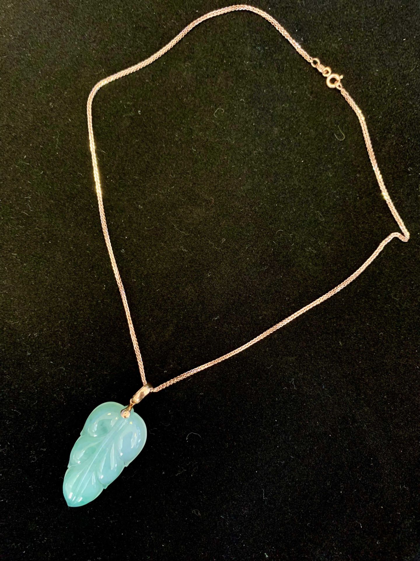 Gold Necklace Marked ‘Italy .750’ 18 Carat With Jade Leaf Form Drop, 19.360 grams