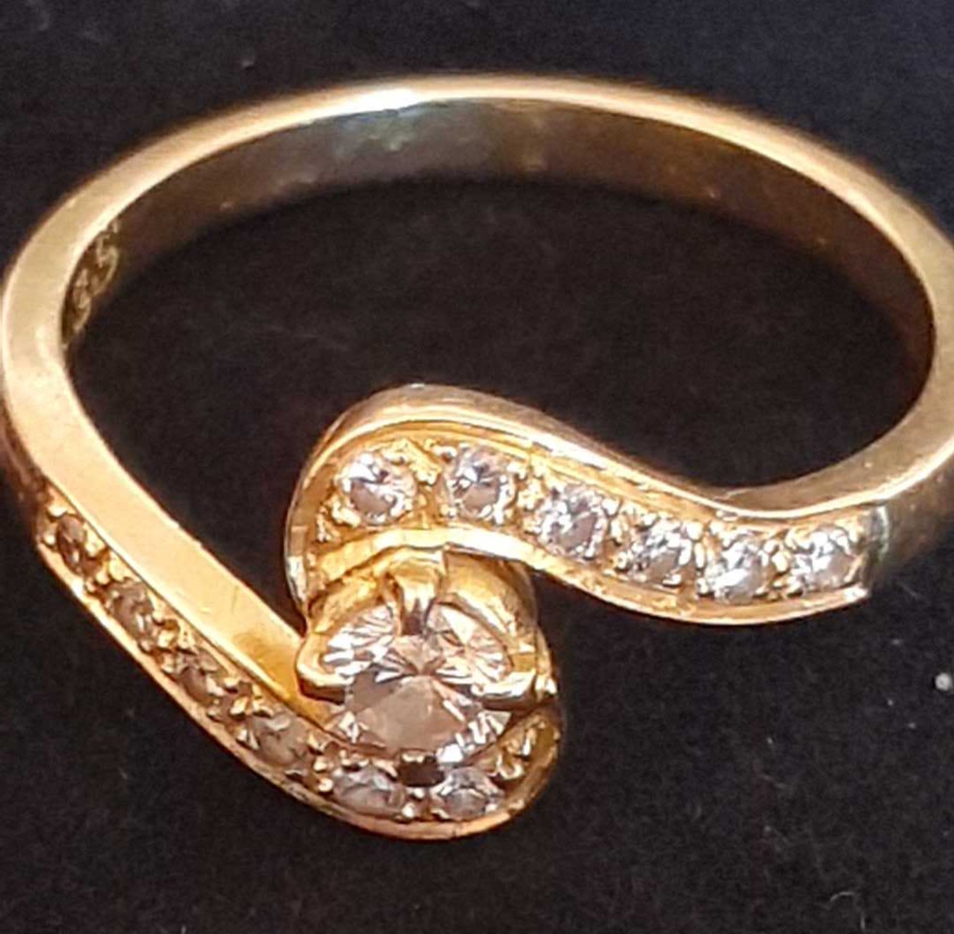 Gold Dress Ring of Serpentine Form, Single Diamond flanked by 6 Small Cut Stones on each side, 3.110 - Image 2 of 5