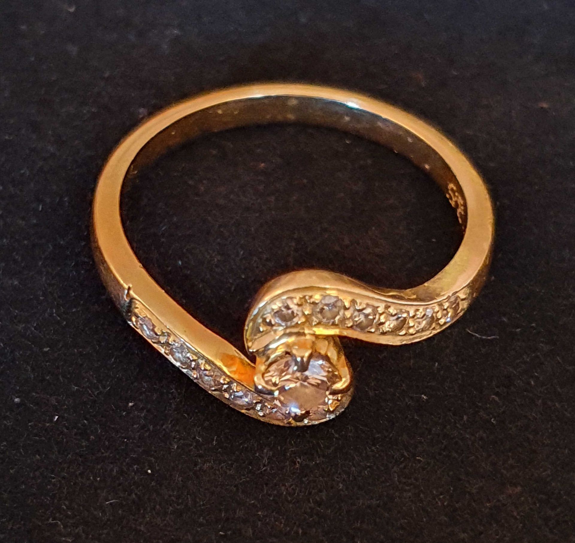 Gold Dress Ring of Serpentine Form, Single Diamond flanked by 6 Small Cut Stones on each side, 3.110