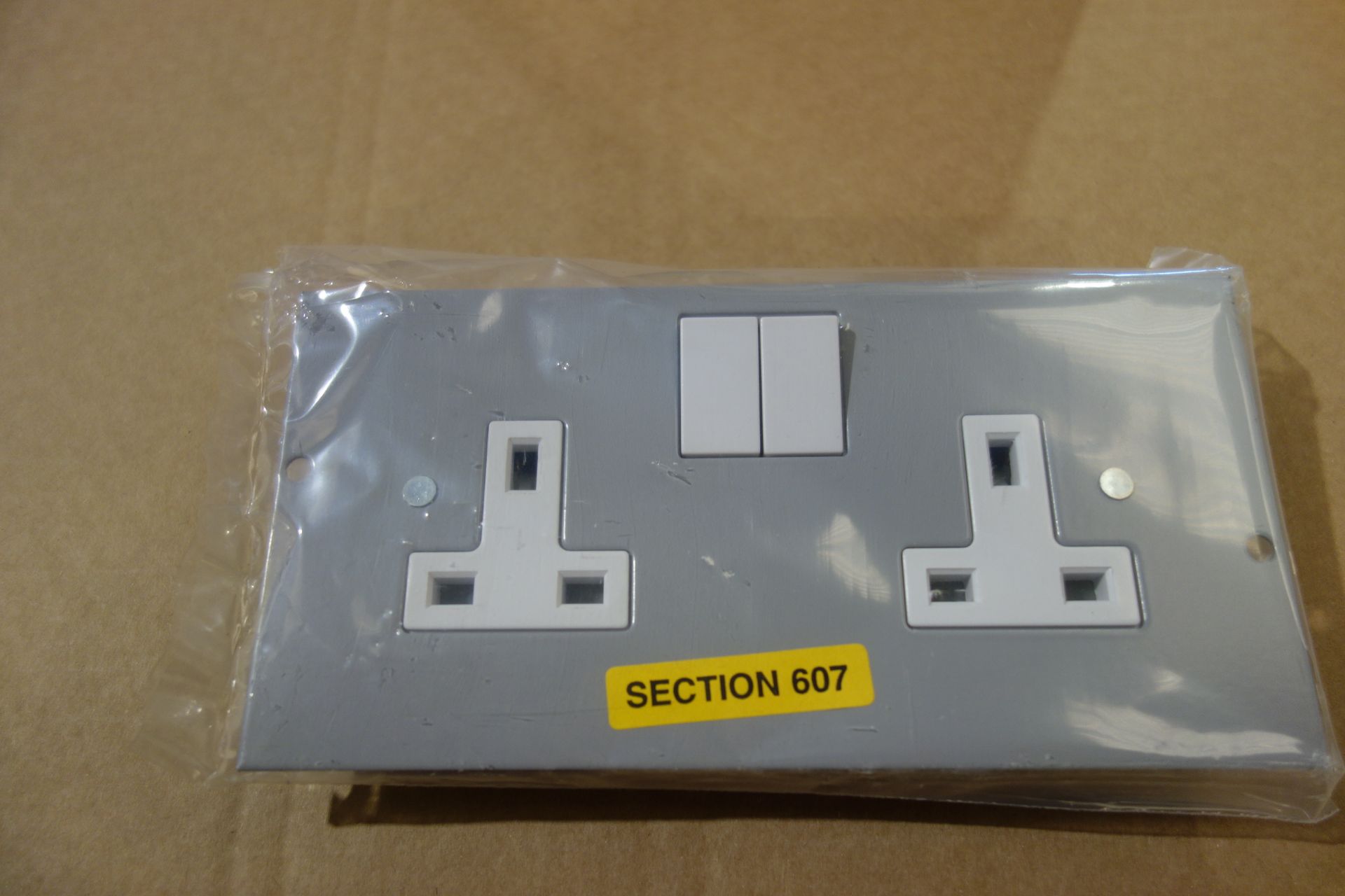 45 X Britmac GB3552/607/BG F/BOX PLT 2G Switched Socket