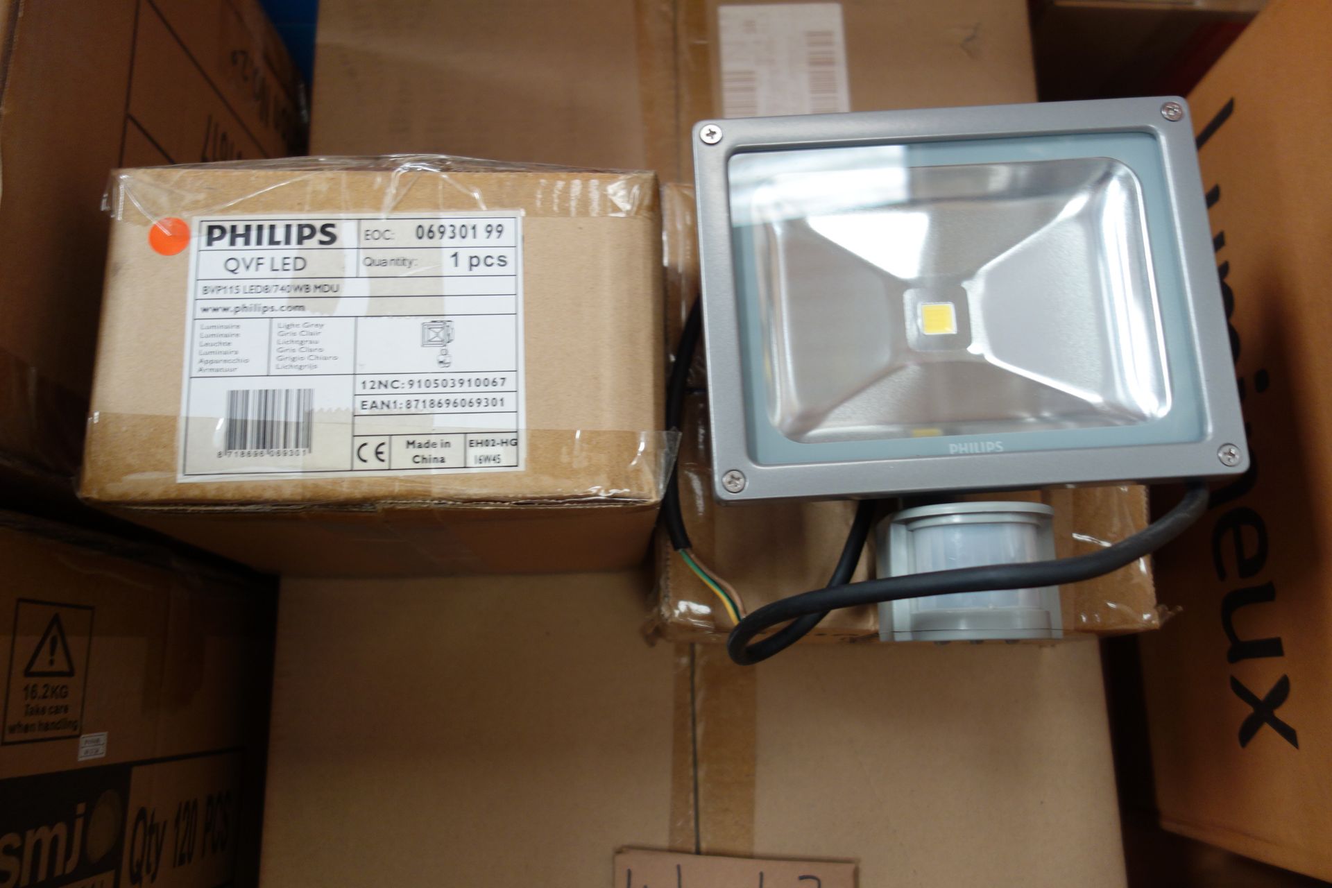 10 x PHILIPS LED8/740WBMDU 11w LED Floodlights with PIR Sensor 4000K Grey Finish