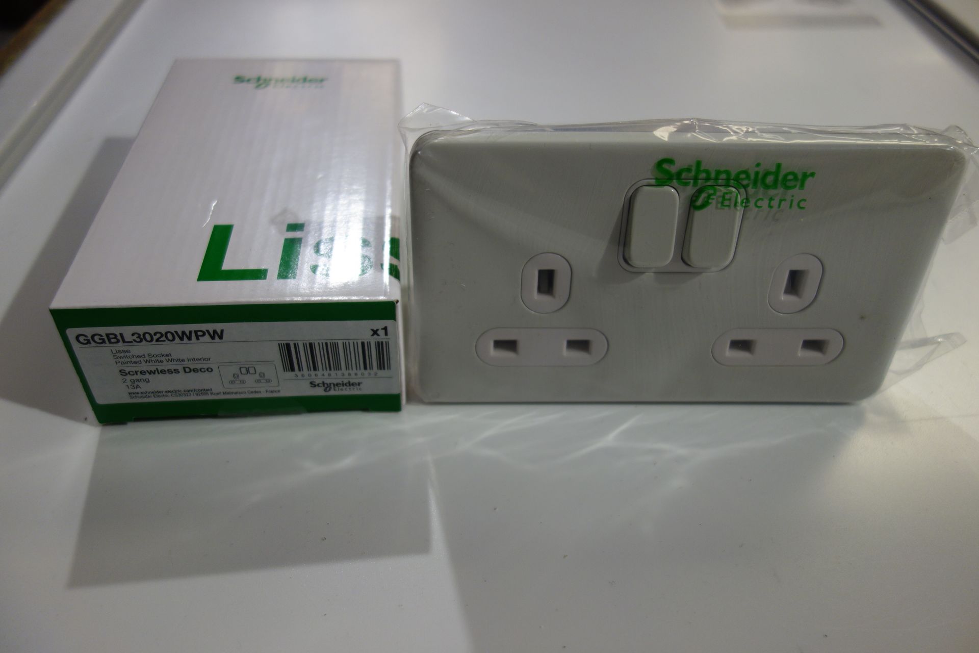 25 X Schneider GGBL3020WPW 2 GANG 13amp Switched Socket Screwless Painted White Finish White Inserts