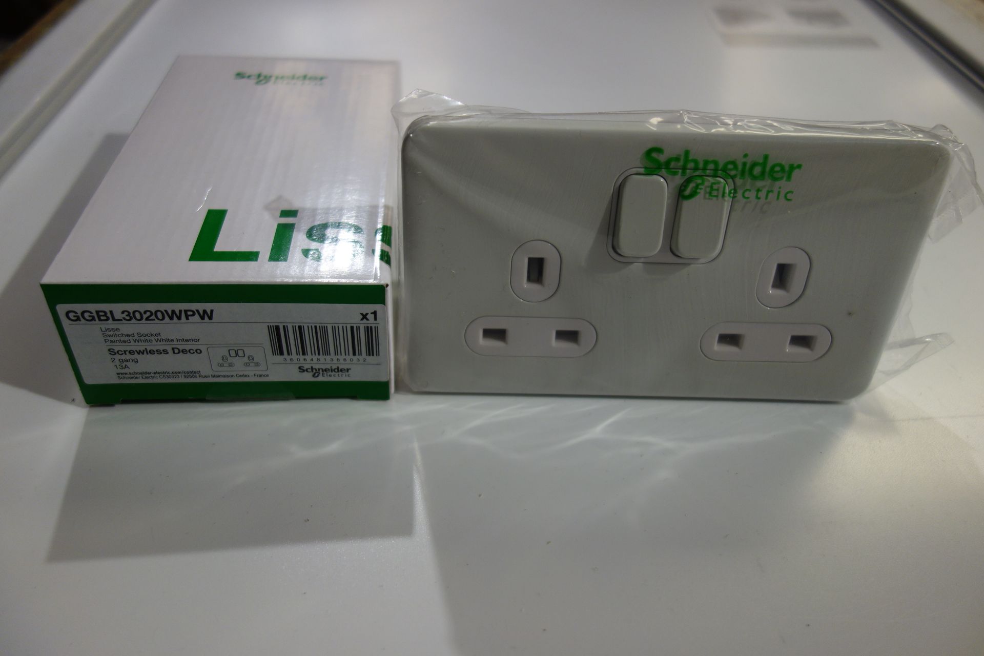 25 X Schneider GGBL3020WPW 2 GANG 13amp Switched Socket Screwless Painted White Finish White Inserts