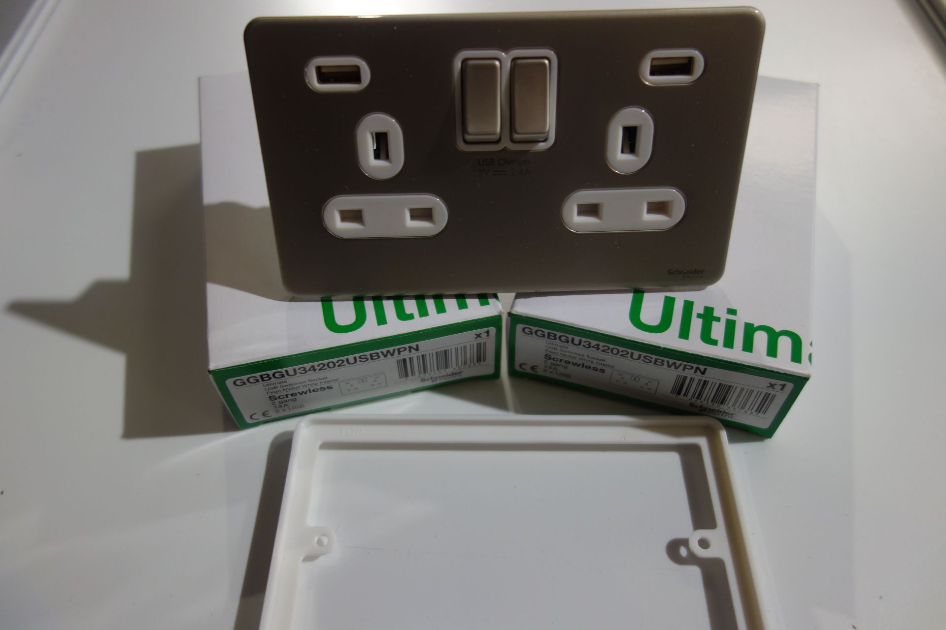 10x Schneider GGBGU34202USBWPN 2 GANG 13a Switched USB Sockets Screwless Pearl Nickel Finish White