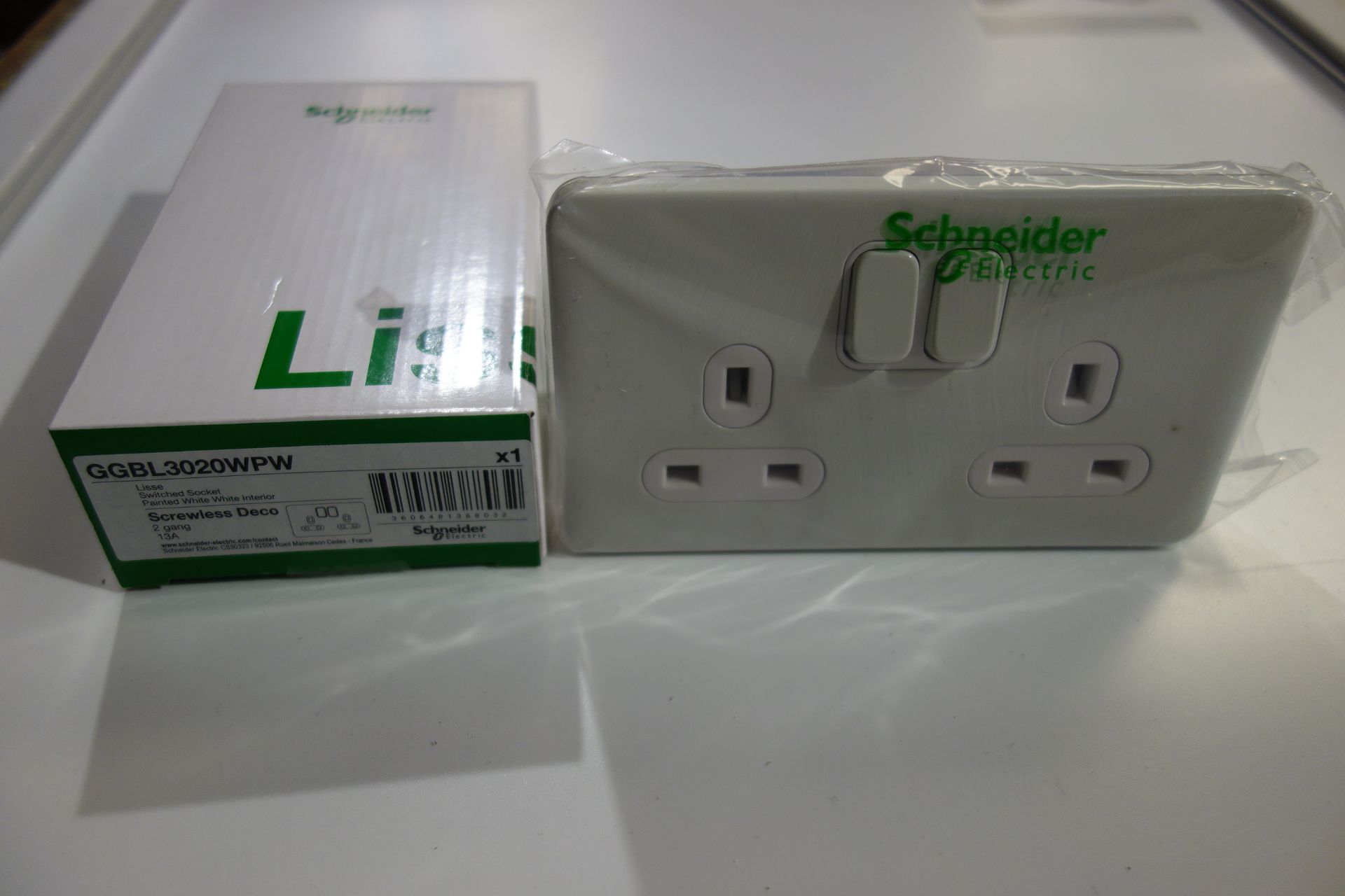 25 X Schneider GGBL3020WPW 2 GANG 13amp Switched Socket Screwless Painted White Finish White Inserts