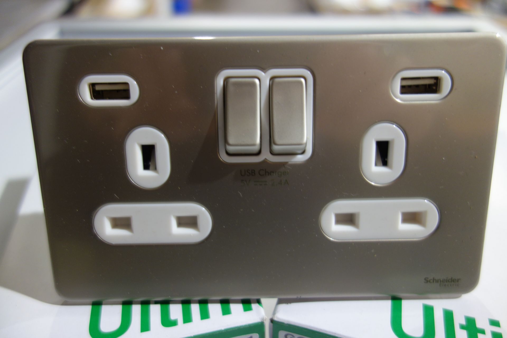 10x Schneider GGBGU34202USBWPN 2 GANG 13a Switched USB Sockets Screwless Pearl Nickel Finish White