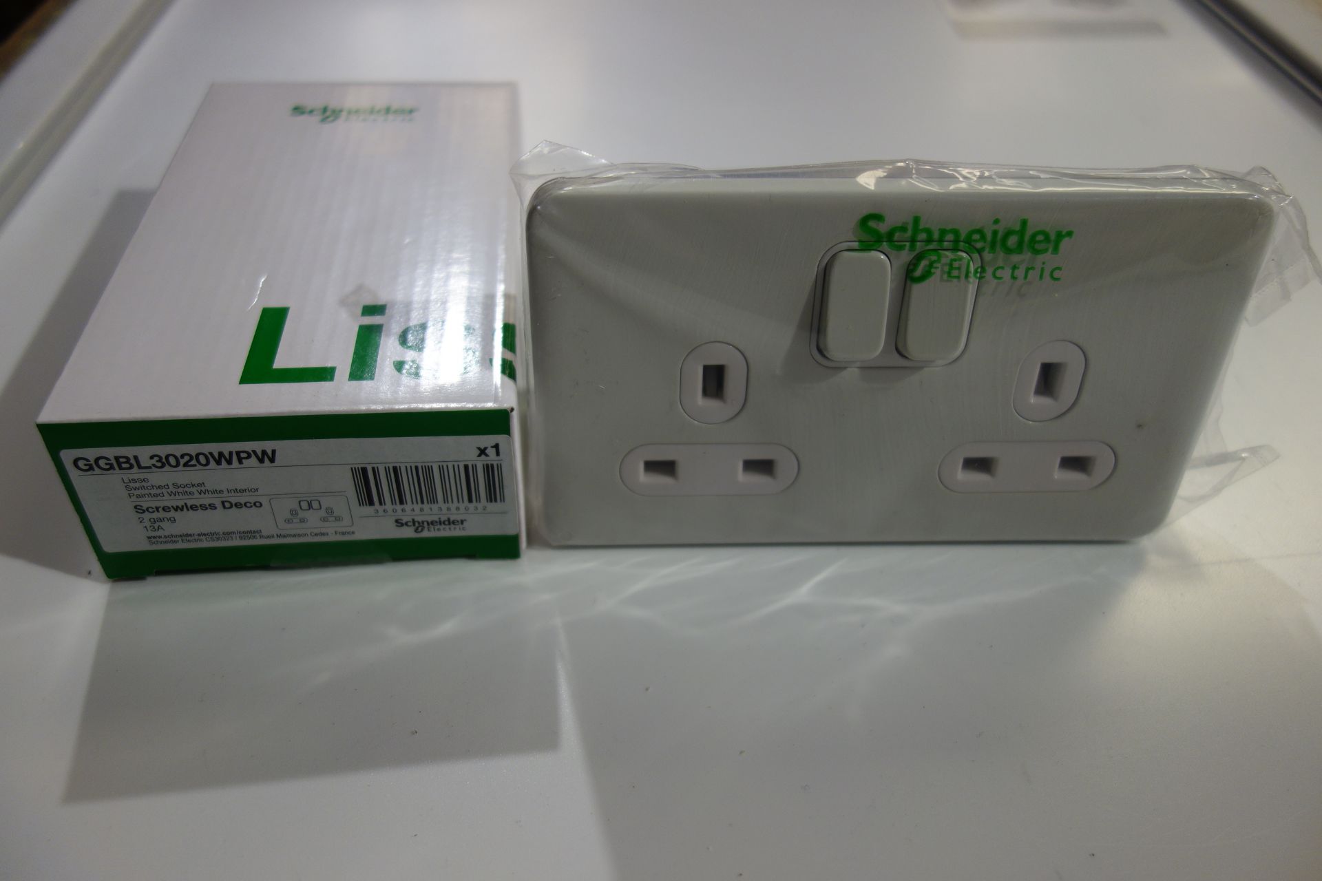 25 X Schneider GGBL3020WPW 2 GANG 13amp Switched Socket Screwless Painted White Finish White Inserts