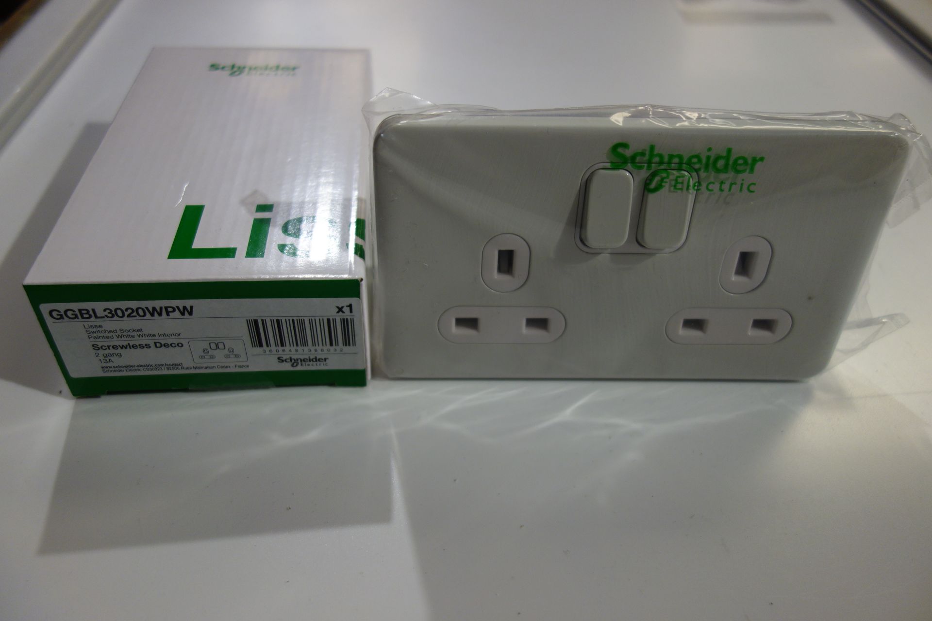 25 X Schneider GGBL3020WPW 2 GANG 13amp Switched Socket Screwless Painted White Finish White Inserts