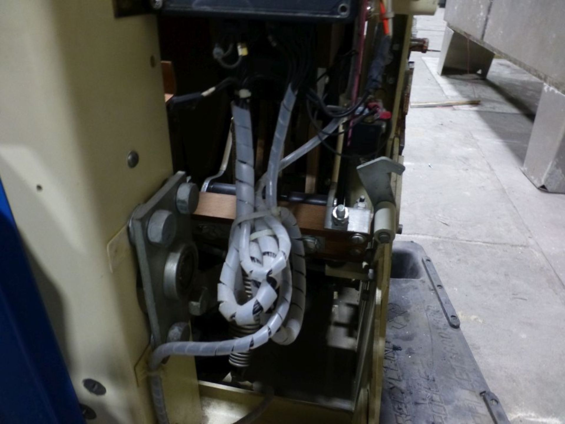 GE Circuit Breaker | Cat No. 016A3988-203; 1600A; 600V; 3P - Image 4 of 13