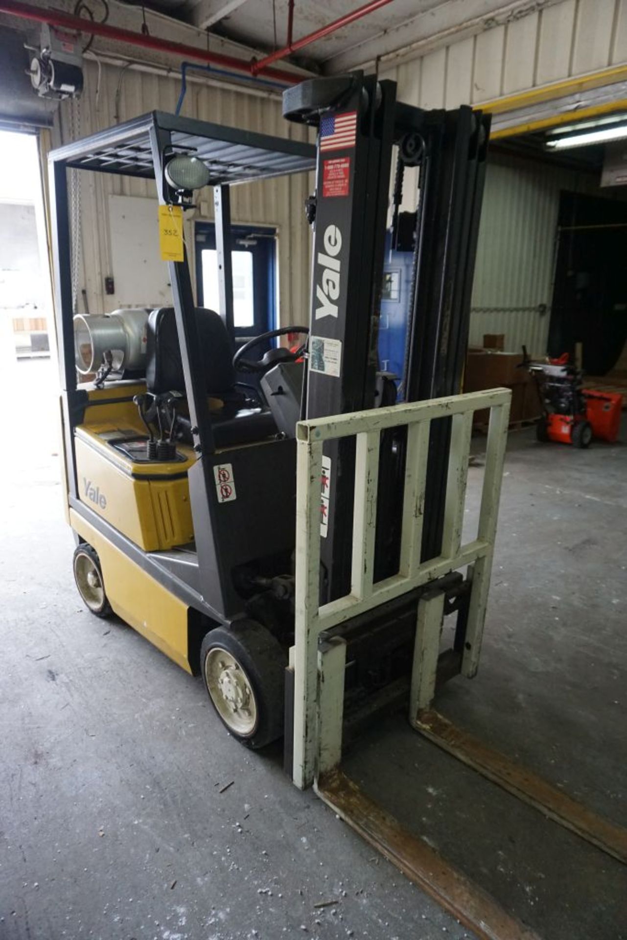 Yale Forklift Truck w/Hydraulic Sliding Forks | DELAYED REMOVAL; Model No. GLC030AFNVAE082; Weight