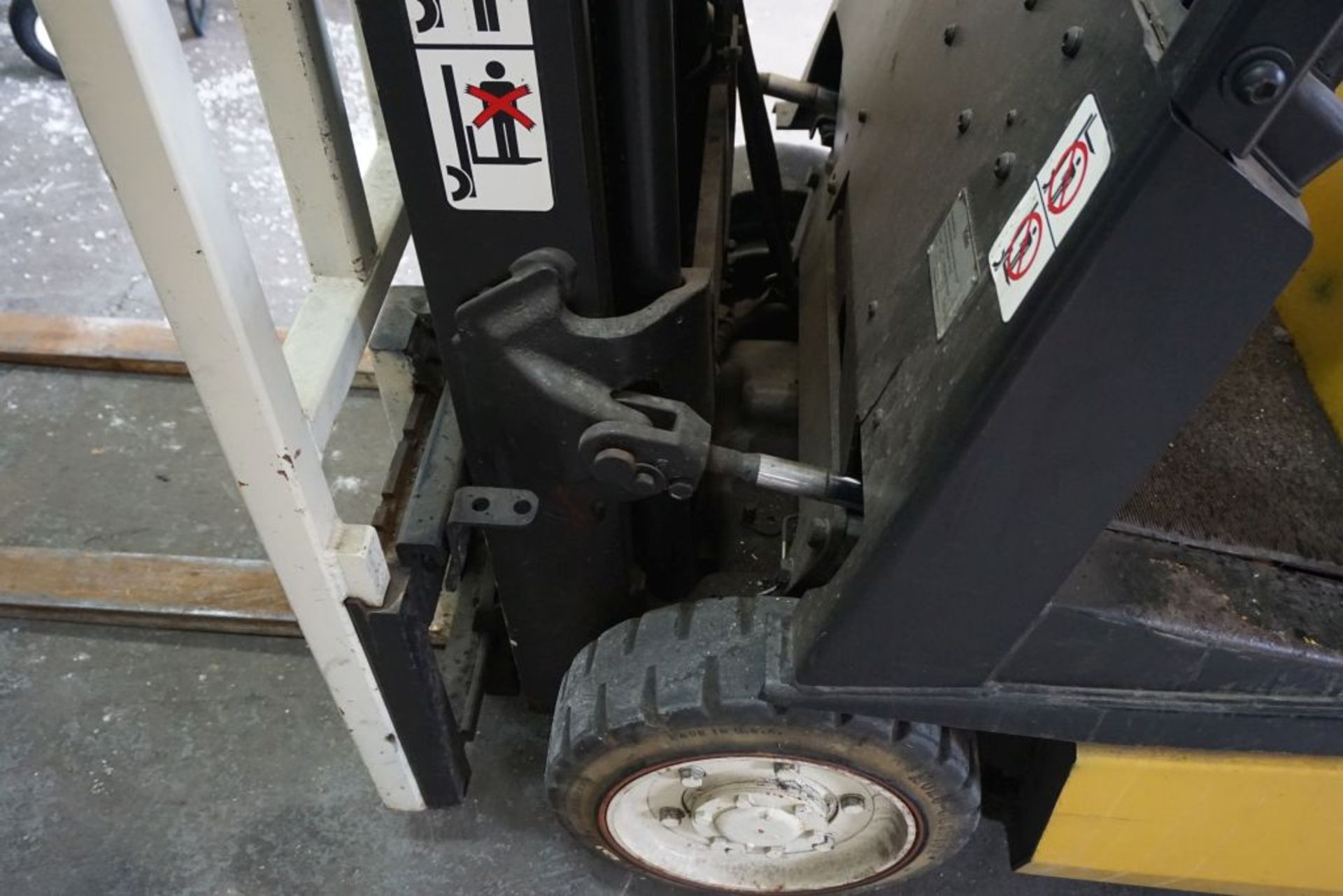 Yale Forklift Truck w/Hydraulic Sliding Forks | DELAYED REMOVAL; Model No. GLC030AFNVAE082; Weight - Image 14 of 23