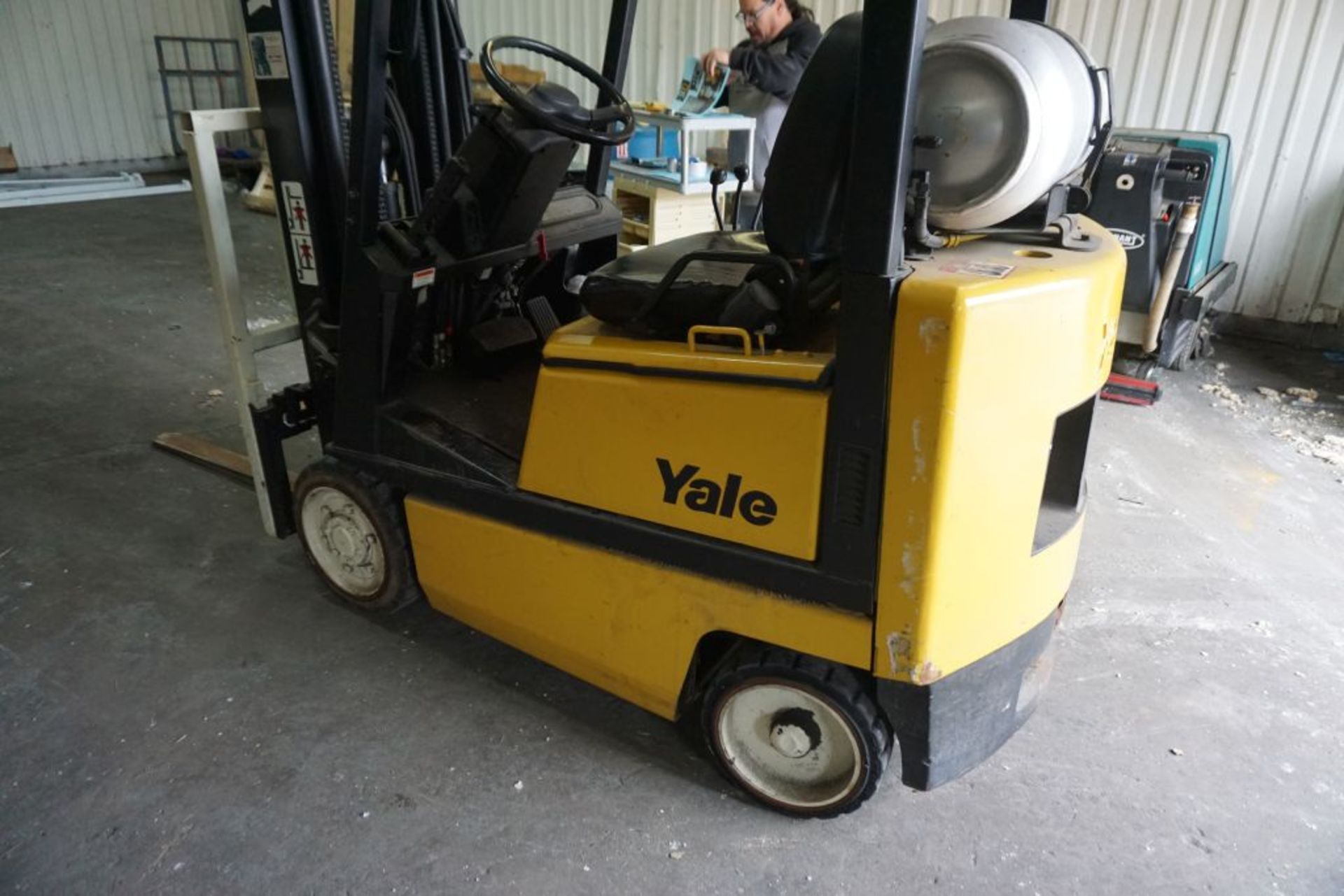 Yale Forklift Truck w/Hydraulic Sliding Forks | DELAYED REMOVAL; Model No. GLC030AFNVAE082; Weight - Image 7 of 23