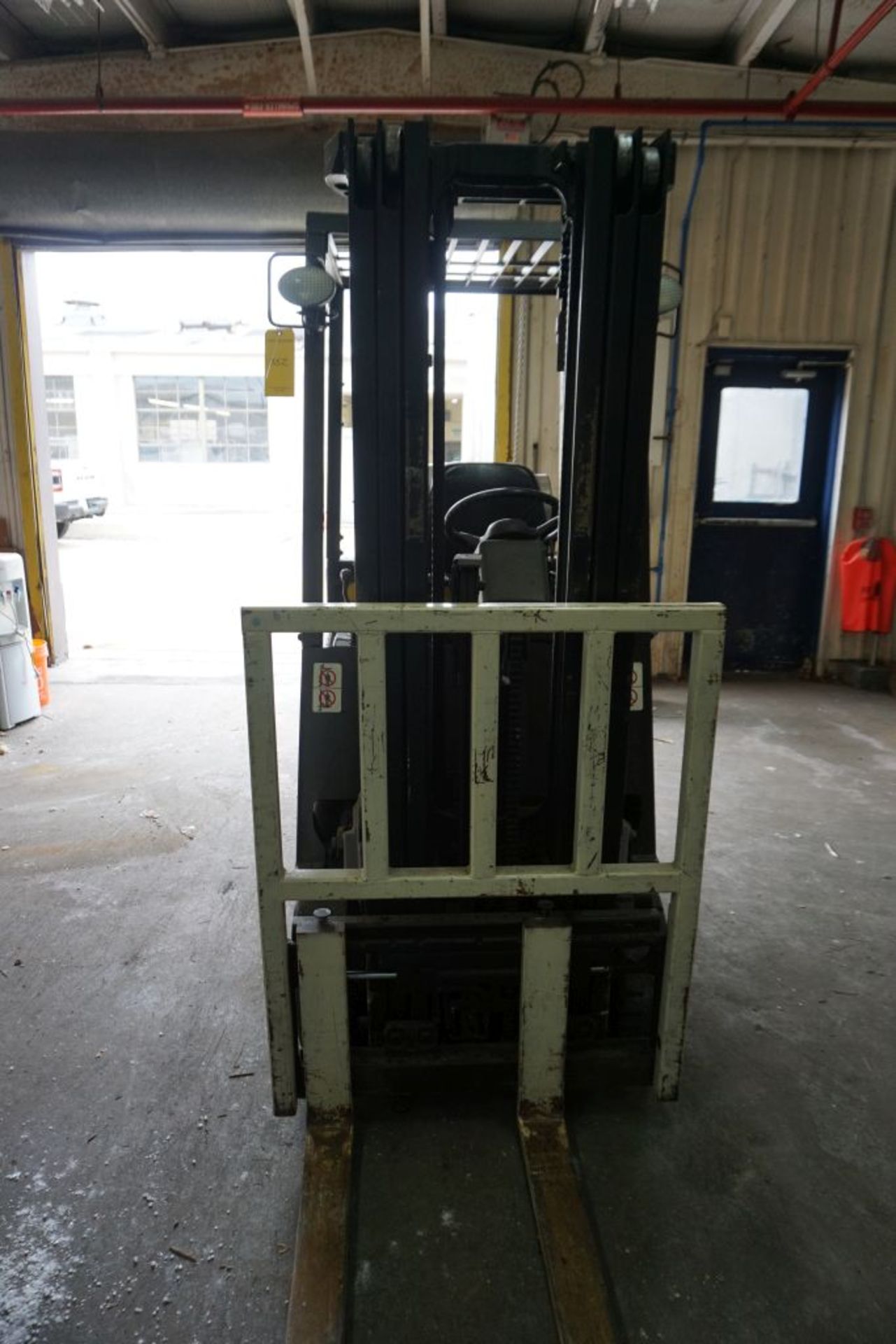 Yale Forklift Truck w/Hydraulic Sliding Forks | DELAYED REMOVAL; Model No. GLC030AFNVAE082; Weight - Image 10 of 23