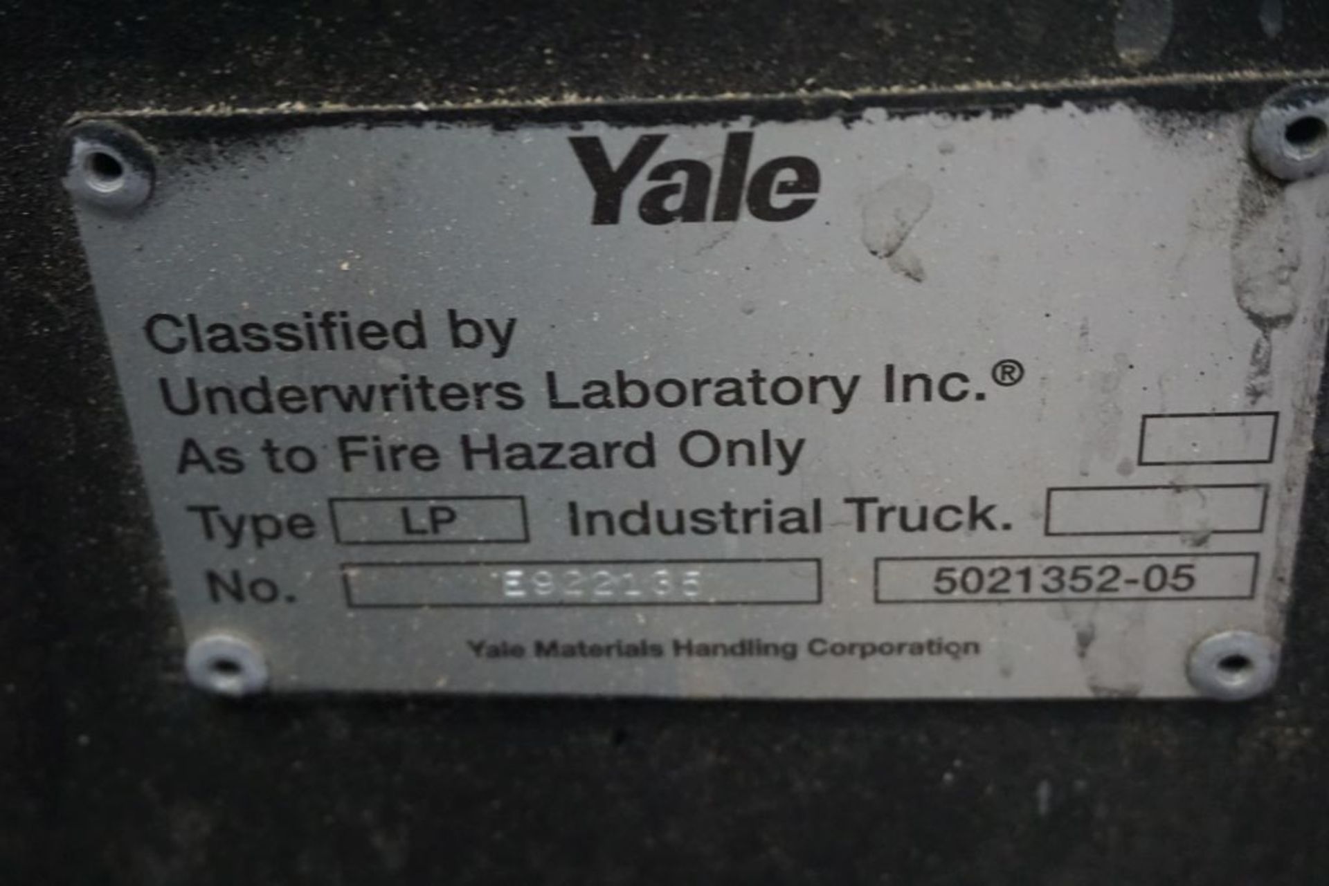 Yale Forklift Truck w/Hydraulic Sliding Forks | DELAYED REMOVAL; Model No. GLC030AFNVAE082; Weight - Image 15 of 23