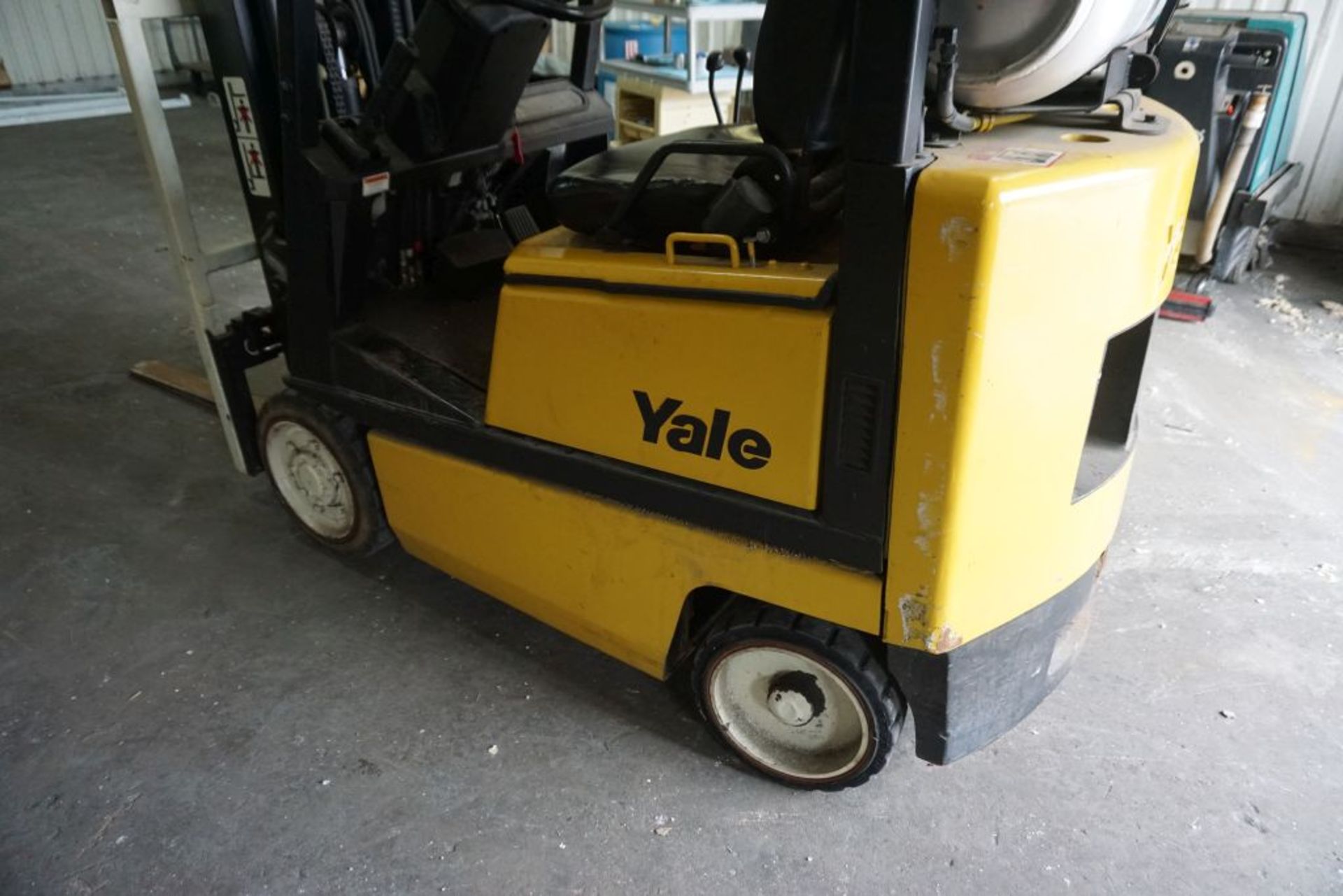 Yale Forklift Truck w/Hydraulic Sliding Forks | DELAYED REMOVAL; Model No. GLC030AFNVAE082; Weight - Image 6 of 23