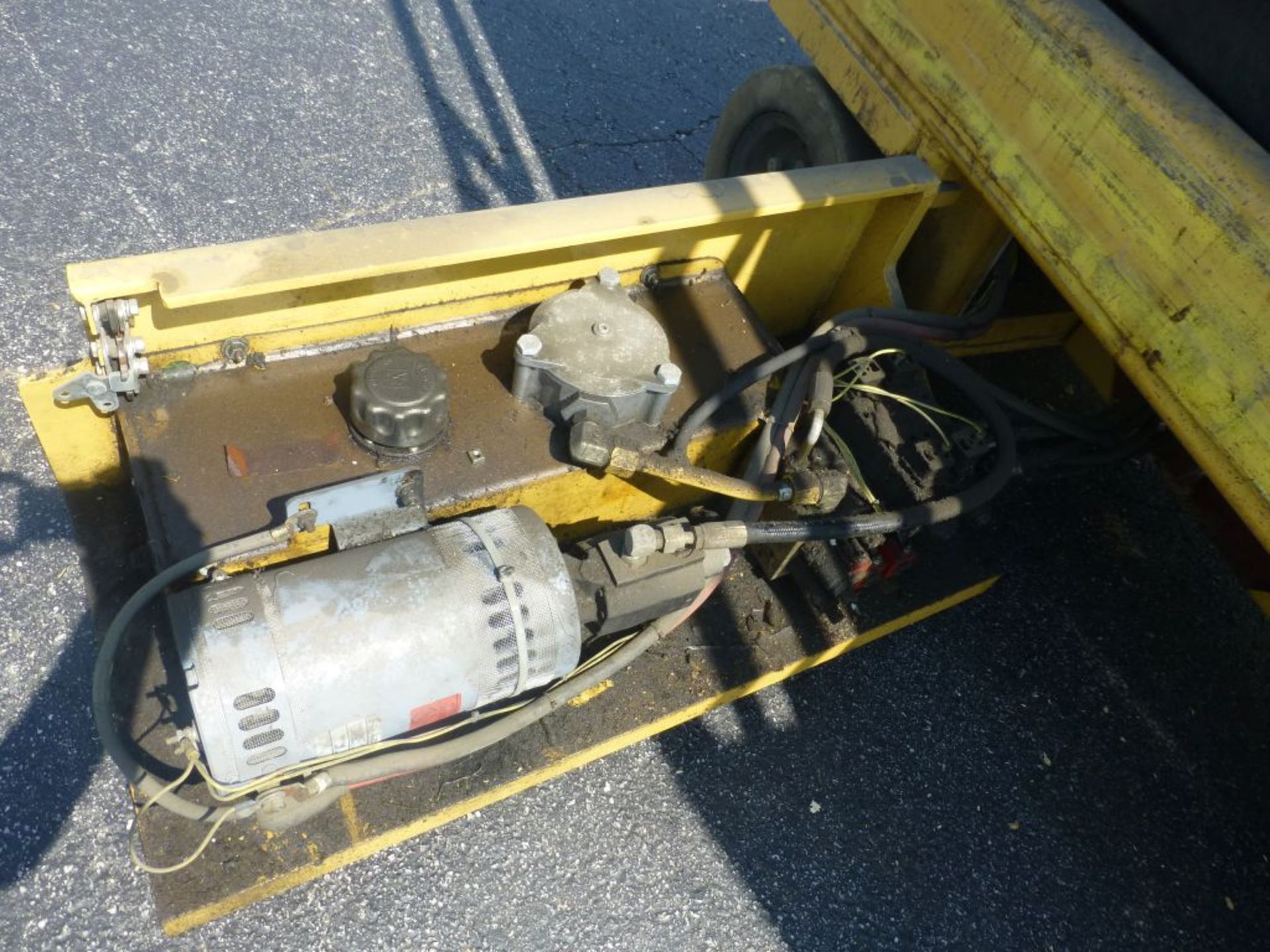 1995 Grove Electric Manlift | Model No. SM2632E; Serial No. 33458; 24V; Max Capacity: 750 lbs; Max - Image 11 of 13