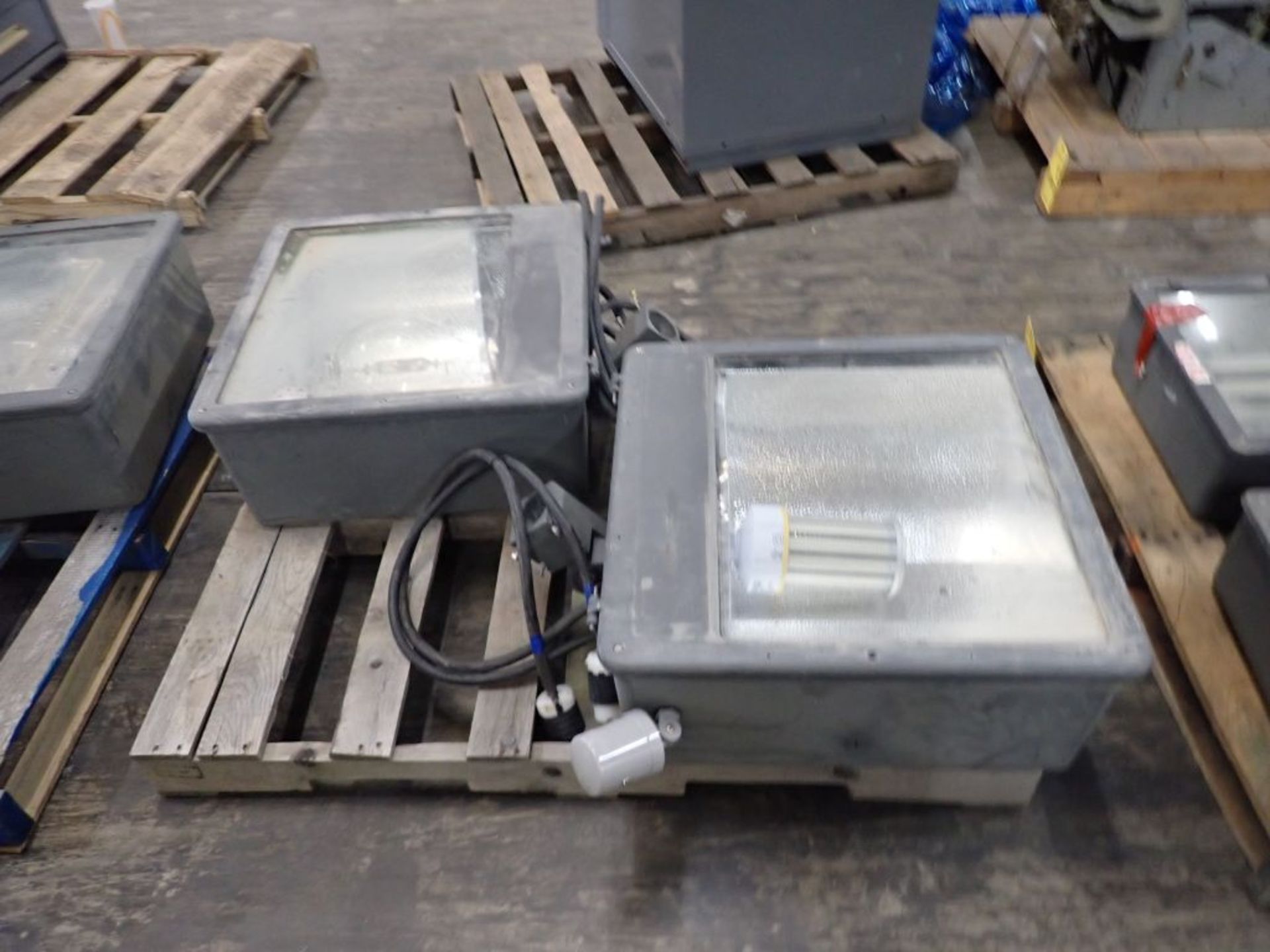 Lot of (2) Industrial Mountable Light Fixtures - Image 3 of 14