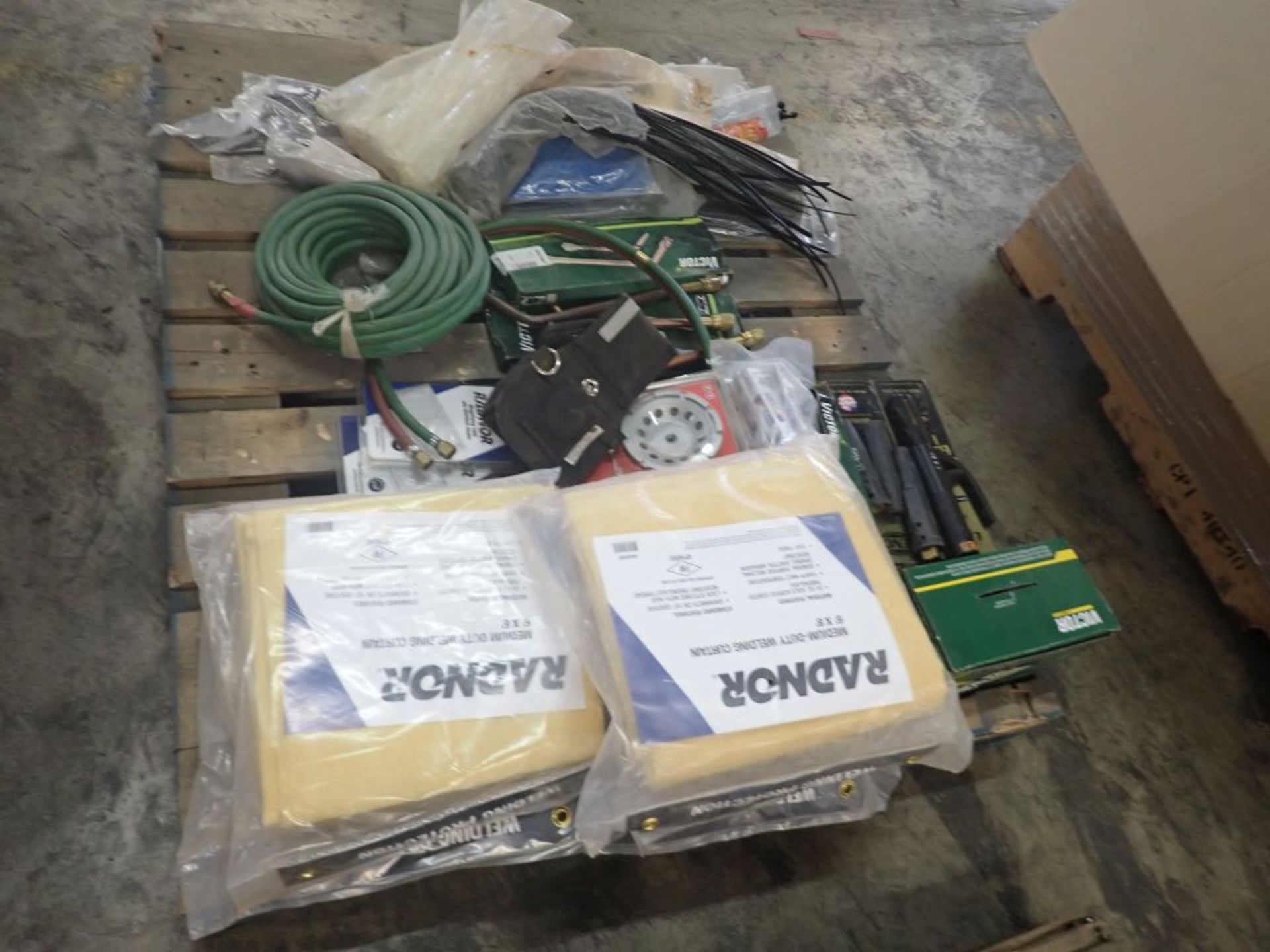 Lot of Assorted Components | Includes:; Radnor Medium Duty Welding Curtains, 6 x 6, 6 x 8; Radnor - Image 3 of 21