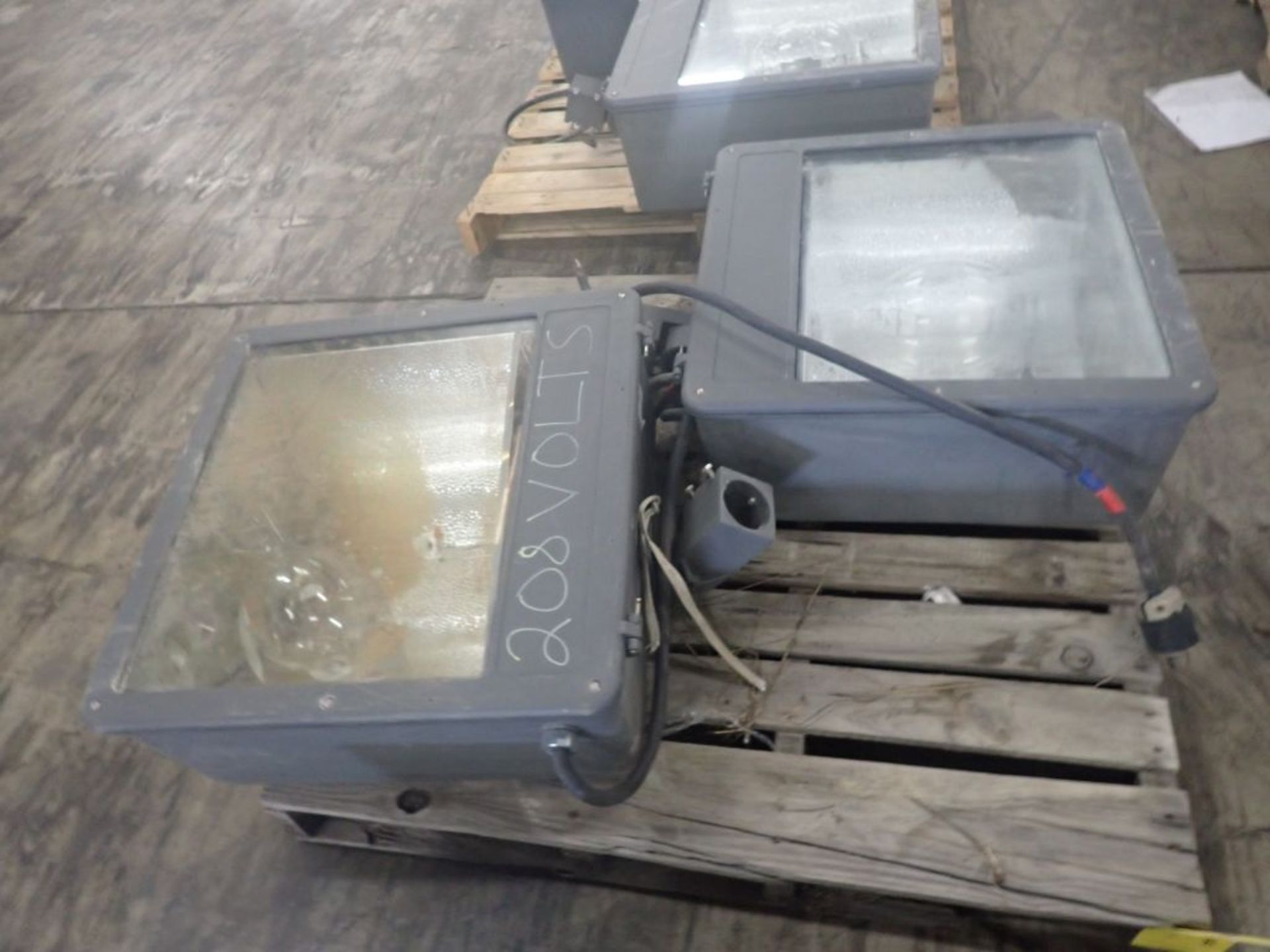 Lot of (2) Industrial Mountable Lights - Image 2 of 9