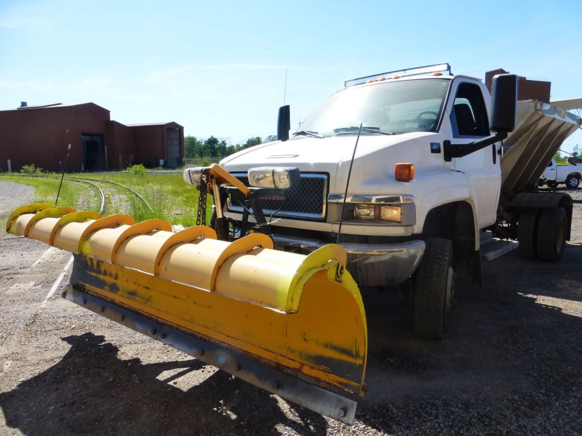 2008 GMC 5500 4x4 Plow Truck with Spreader | Vin No. 1GDE5C3G39F404627; GVWR: 19,500; 15,312 - Image 4 of 29