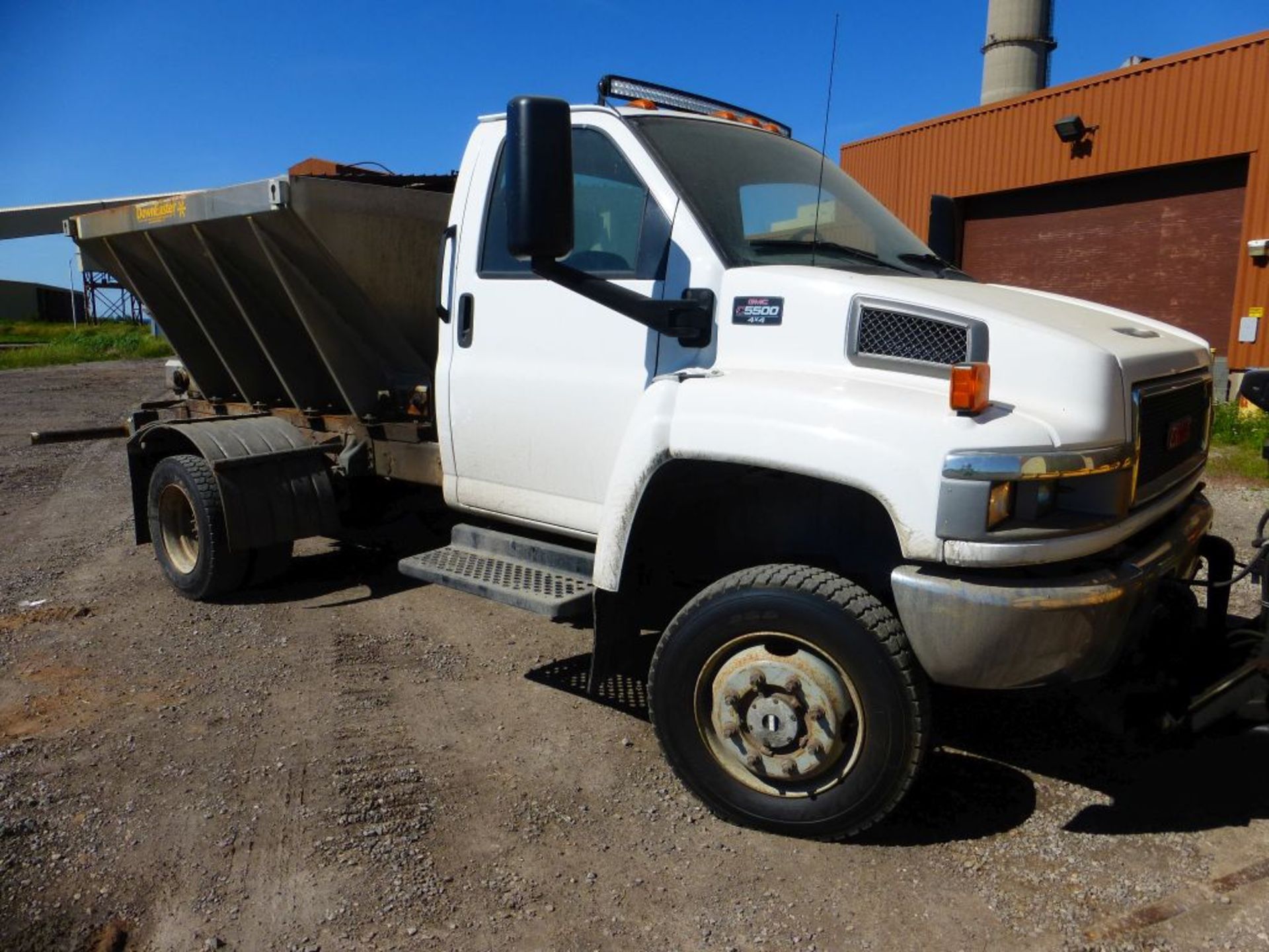 2008 GMC 5500 4x4 Plow Truck with Spreader | Vin No. 1GDE5C3G39F404627; GVWR: 19,500; 15,312 - Image 8 of 29
