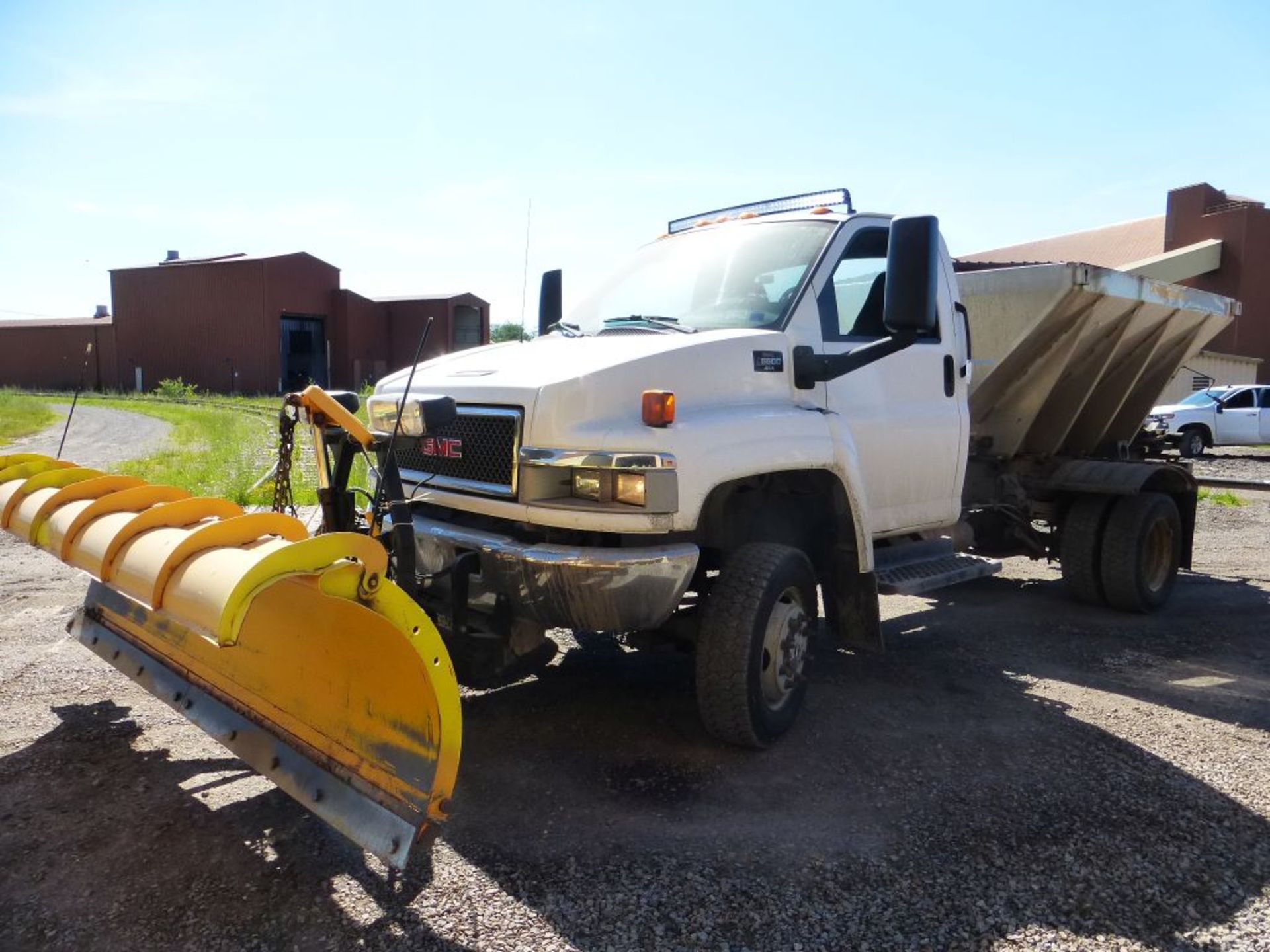 2008 GMC 5500 4x4 Plow Truck with Spreader | Vin No. 1GDE5C3G39F404627; GVWR: 19,500; 15,312 - Image 3 of 29