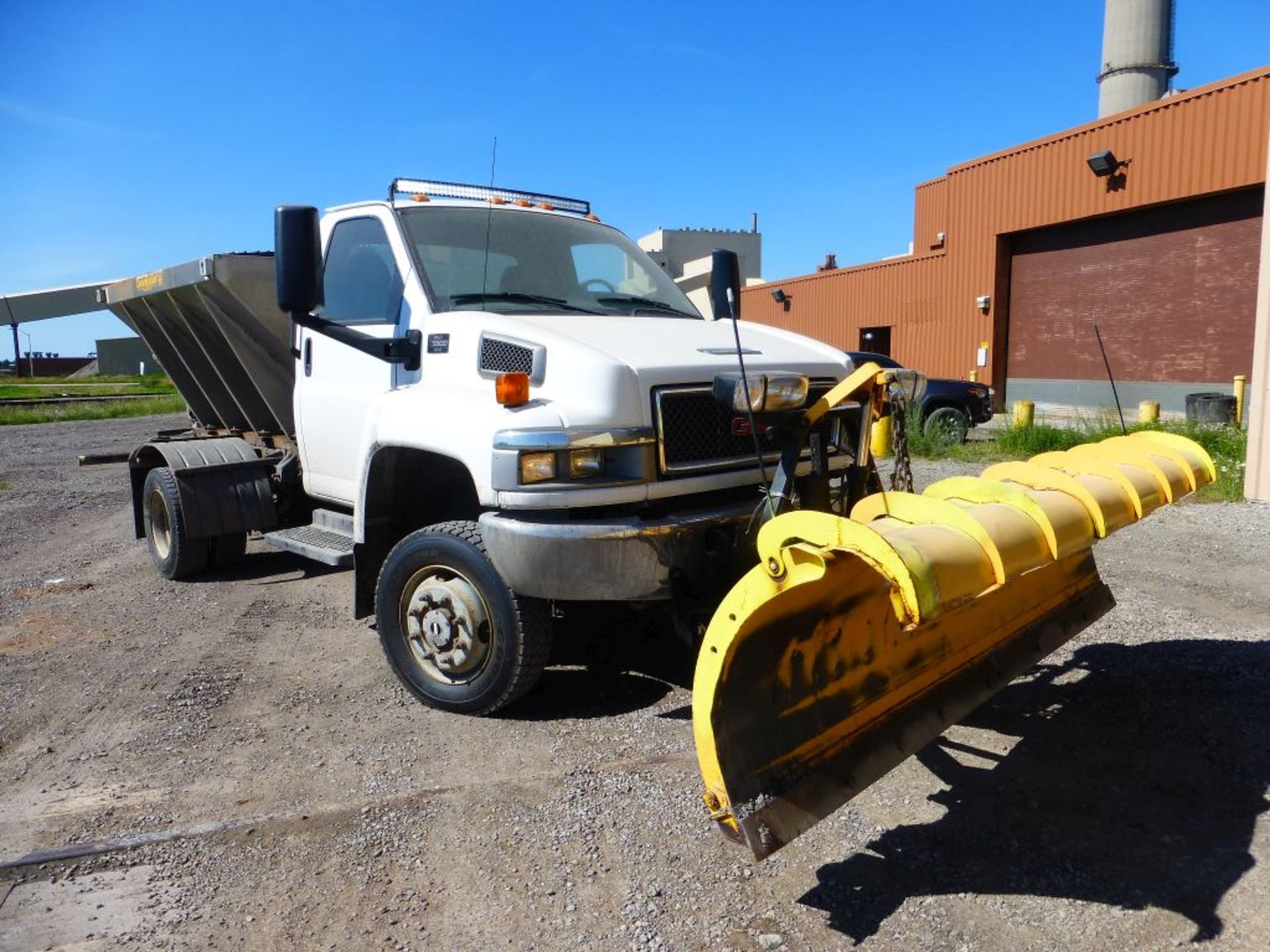 2008 GMC 5500 4x4 Plow Truck with Spreader | Vin No. 1GDE5C3G39F404627; GVWR: 19,500; 15,312 - Image 5 of 29