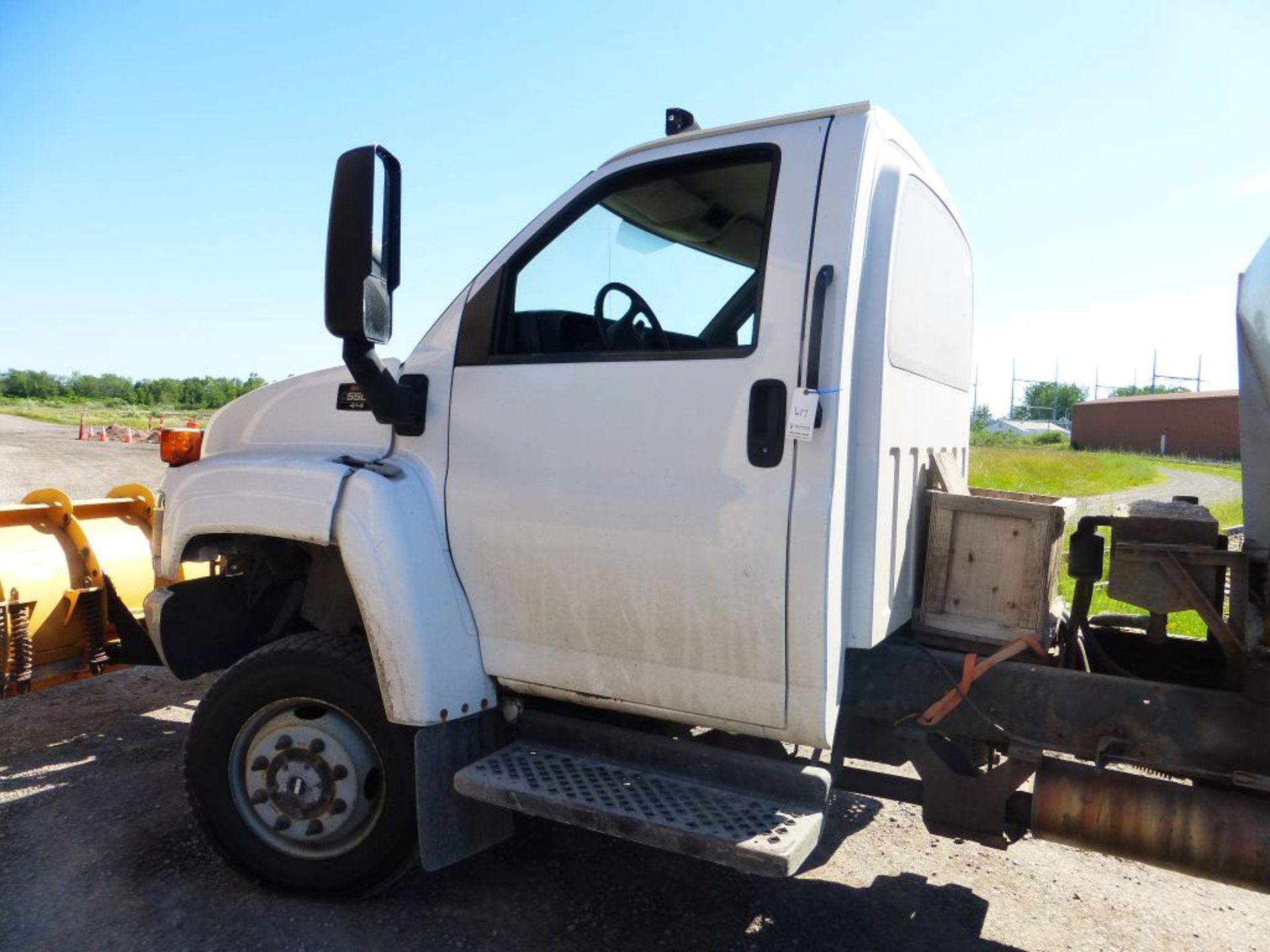 2008 GMC 5500 4x4 Plow Truck with Spreader | Vin No. 1GDE5C3G39F404627; GVWR: 19,500; 15,312 - Image 18 of 29