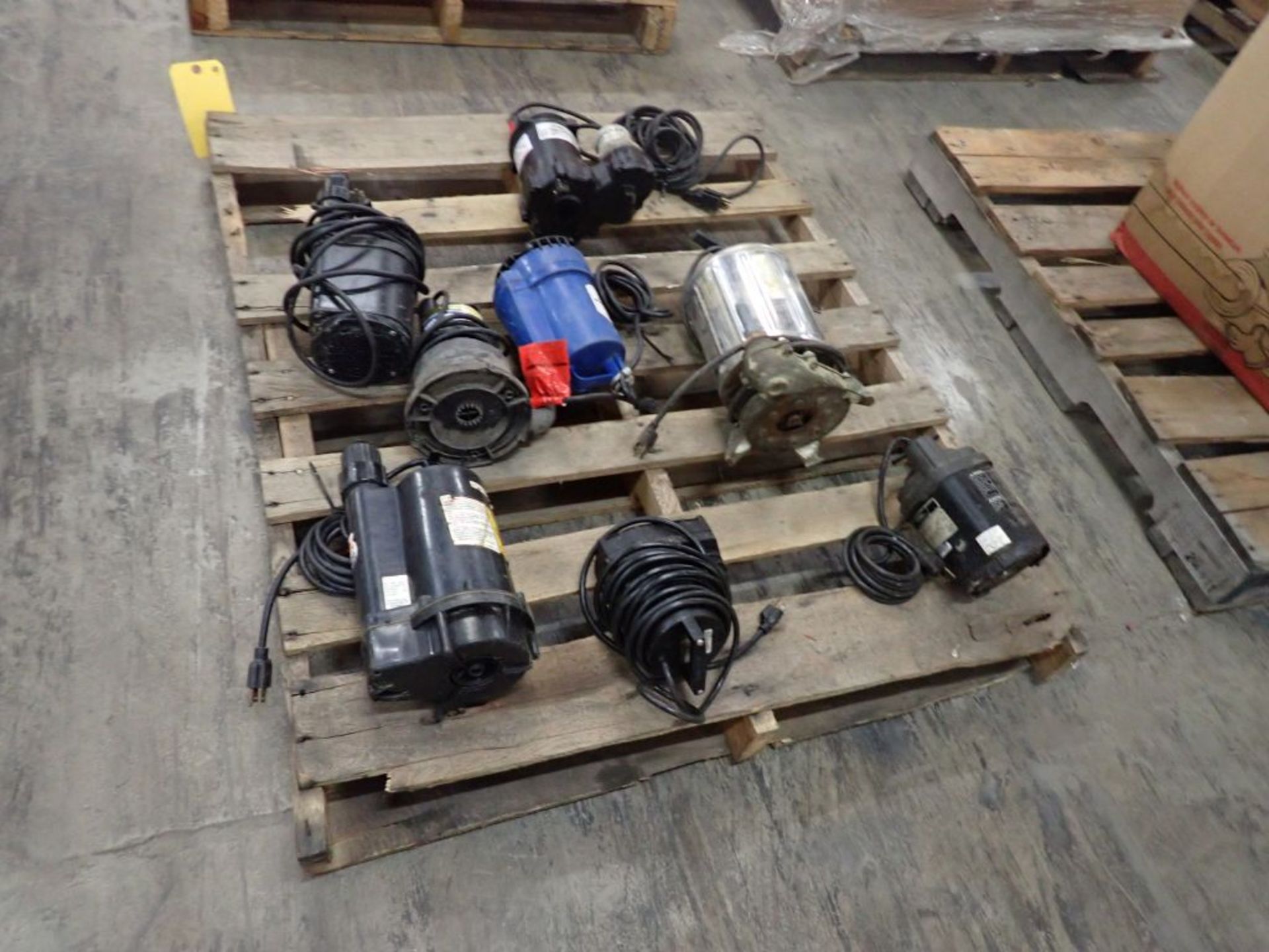 Lot of Assorted Submersible Pumps - Brands Include: DRS; Northern Industrial; Simer; Tag: 215079 - Image 3 of 18