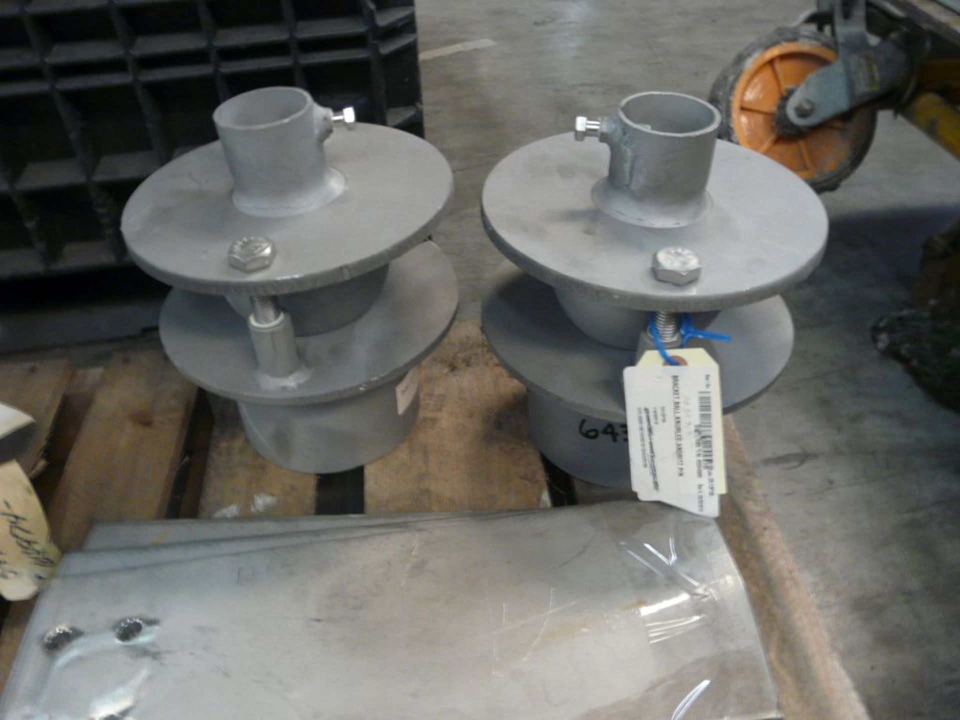 Lot of Assorted Components - Includes:; External Pivot Bracket; Agitator Hub Turbine; Flange - Image 3 of 12