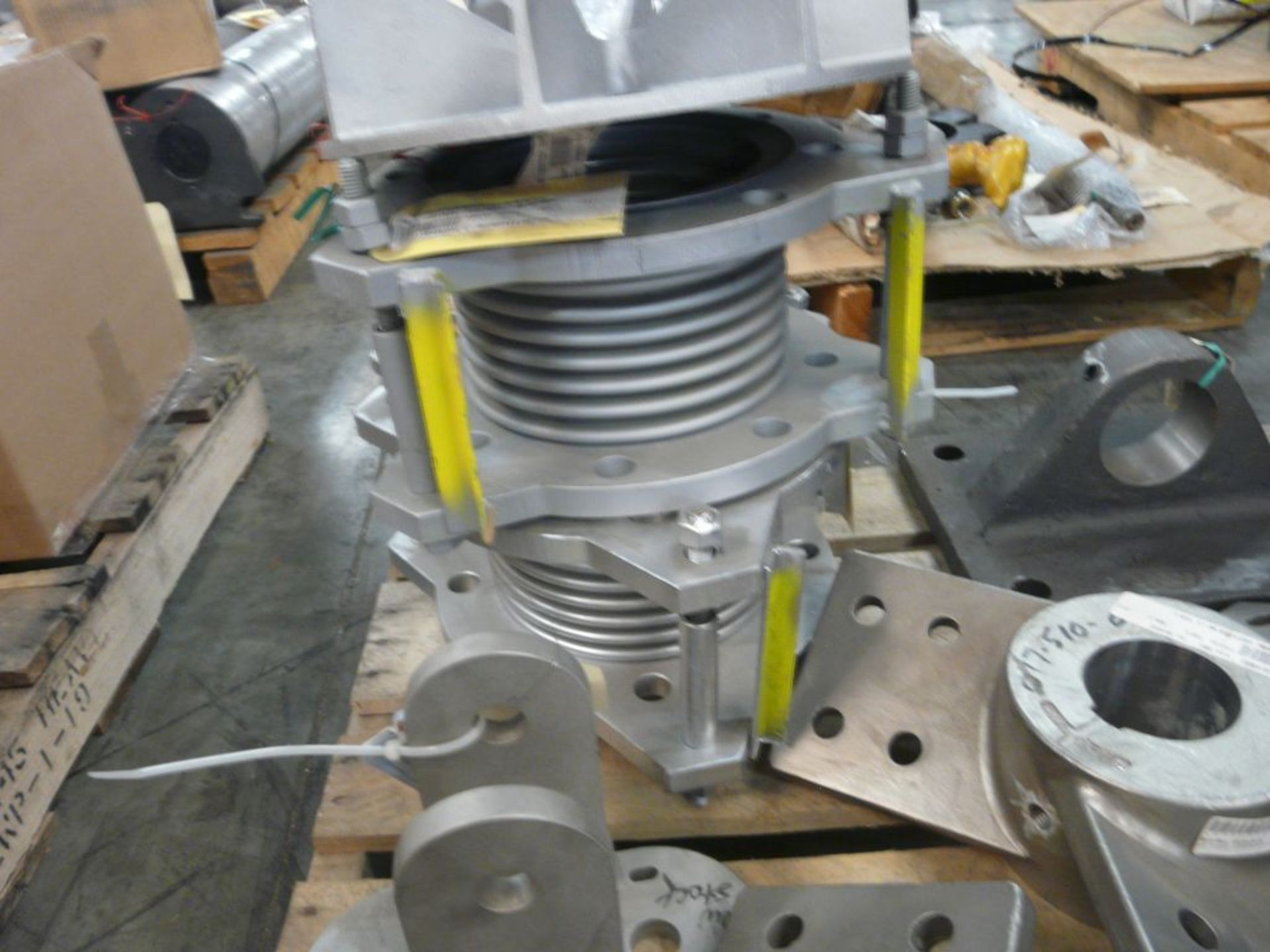 Lot of Assorted Components - Includes:; External Pivot Bracket; Agitator Hub Turbine; Flange - Image 8 of 12