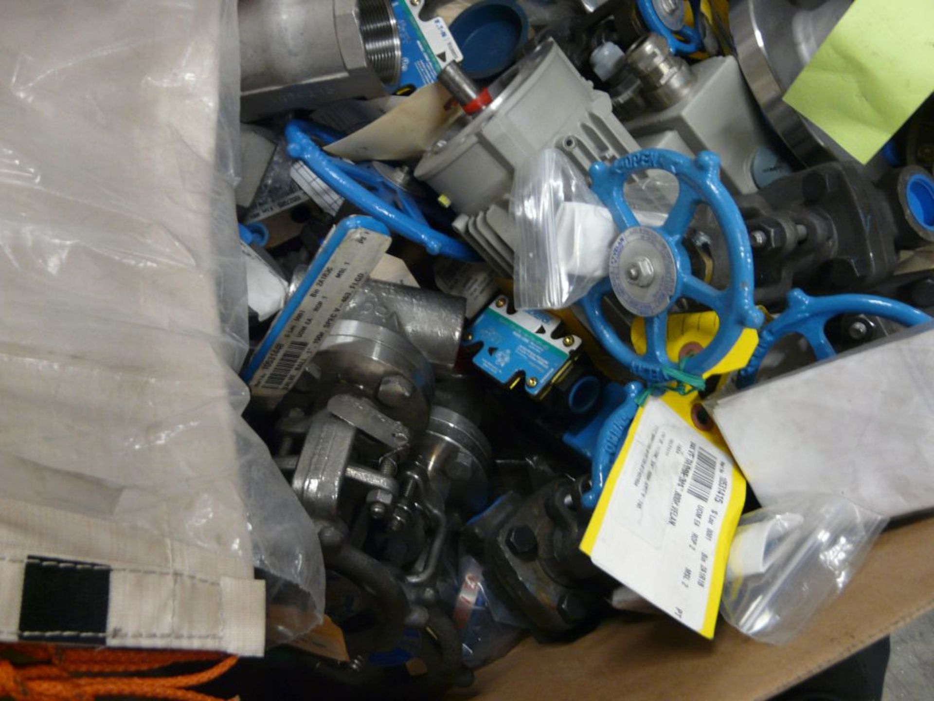 Lot of Assorted Components - Includes:; Assorted Types of Valves; Servo Motor; Gates Polychain - Image 5 of 8