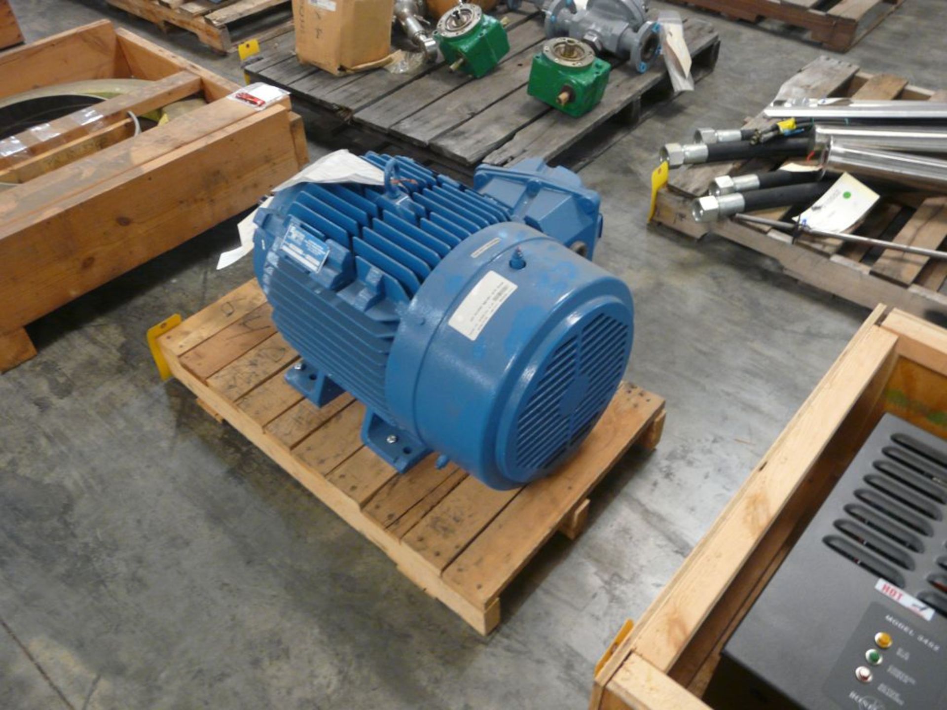 Siemens 30 HP Motor - Part No. 1MJ03266XE51A; Type: RGZZESC; 30 HP; 575V; 1180 RPM; Frame: 326T; - Image 2 of 8