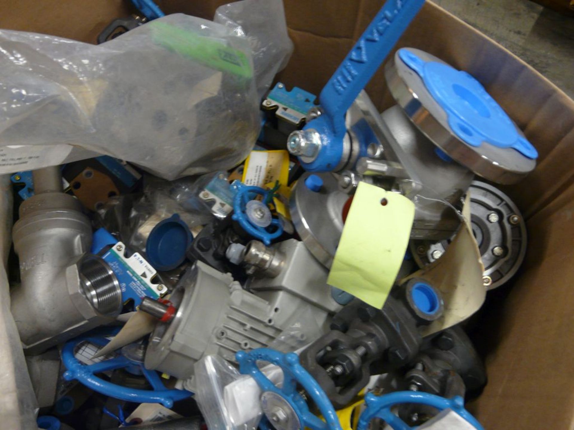 Lot of Assorted Components - Includes:; Assorted Types of Valves; Servo Motor; Gates Polychain - Image 6 of 8