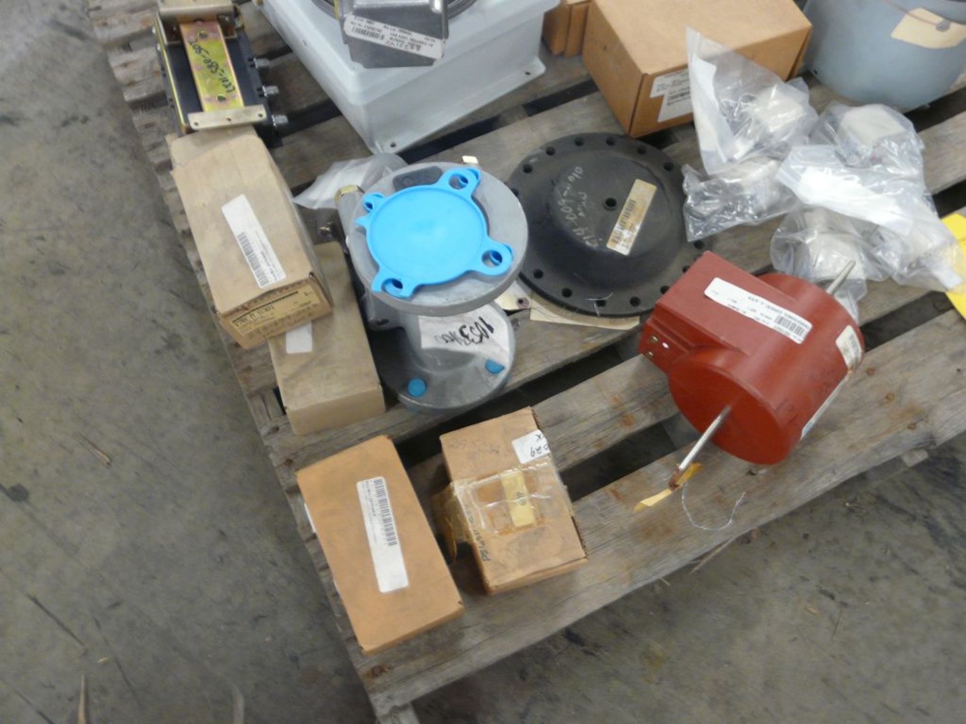 Lot of Assorted Components - Includes:; Current Transformer; Fan Assembly; Fuse; Tag: 216448 - Image 3 of 6