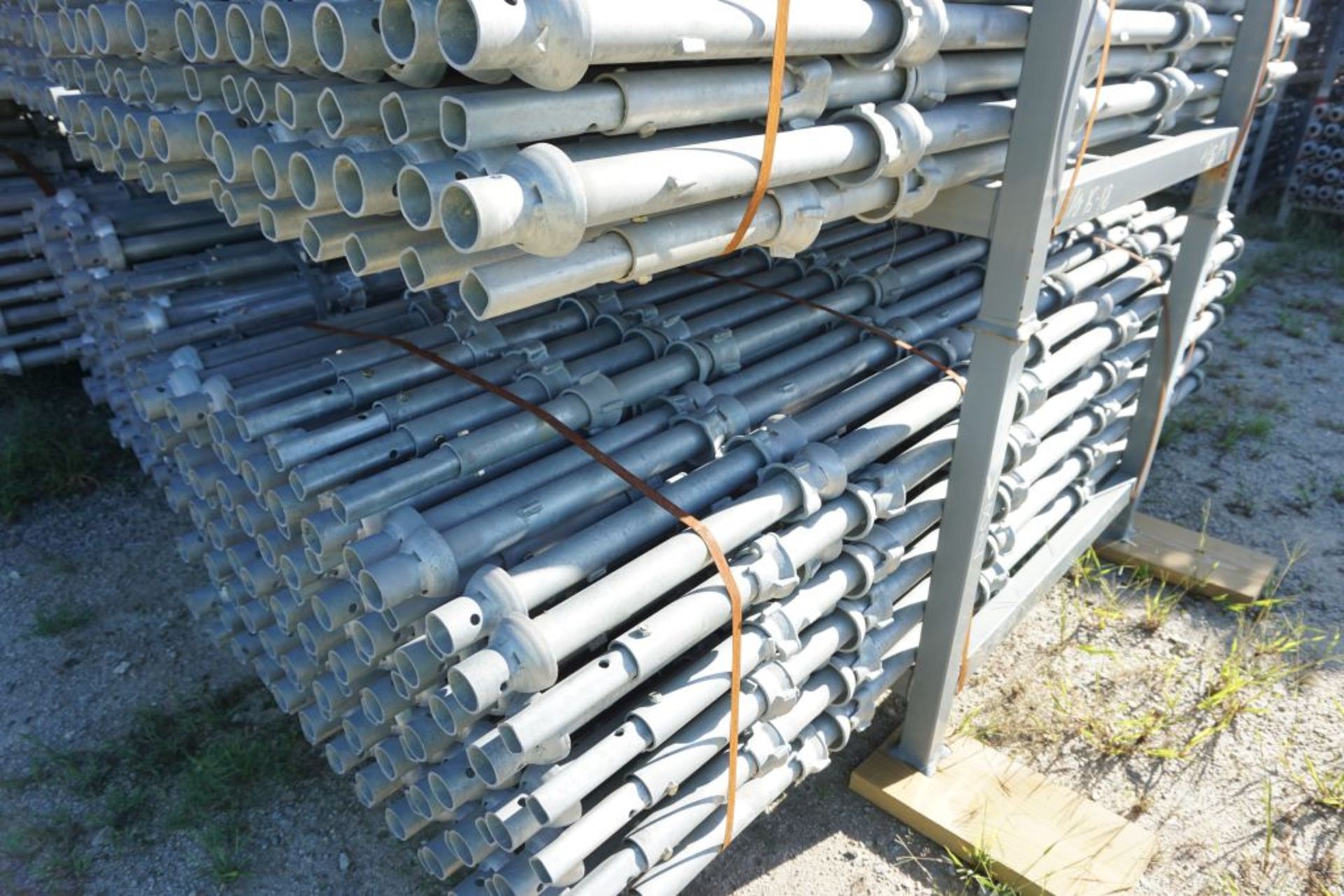 Lot of (250) 8' 2" (2.5M) Vertical 5 Cup; Type: CLV82 - (2) Racks Per Lot - Approximate Weight:7,850 - Image 5 of 10