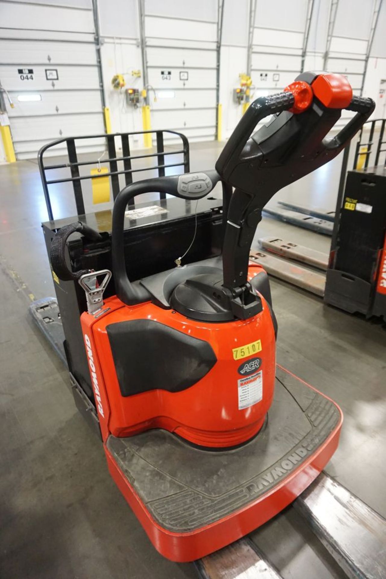 Raymond 8410 Walkie Rider Electric Pallet Truck - Model No. 8410; Serial No. 841-15-27705; 24V; 6, - Image 3 of 10